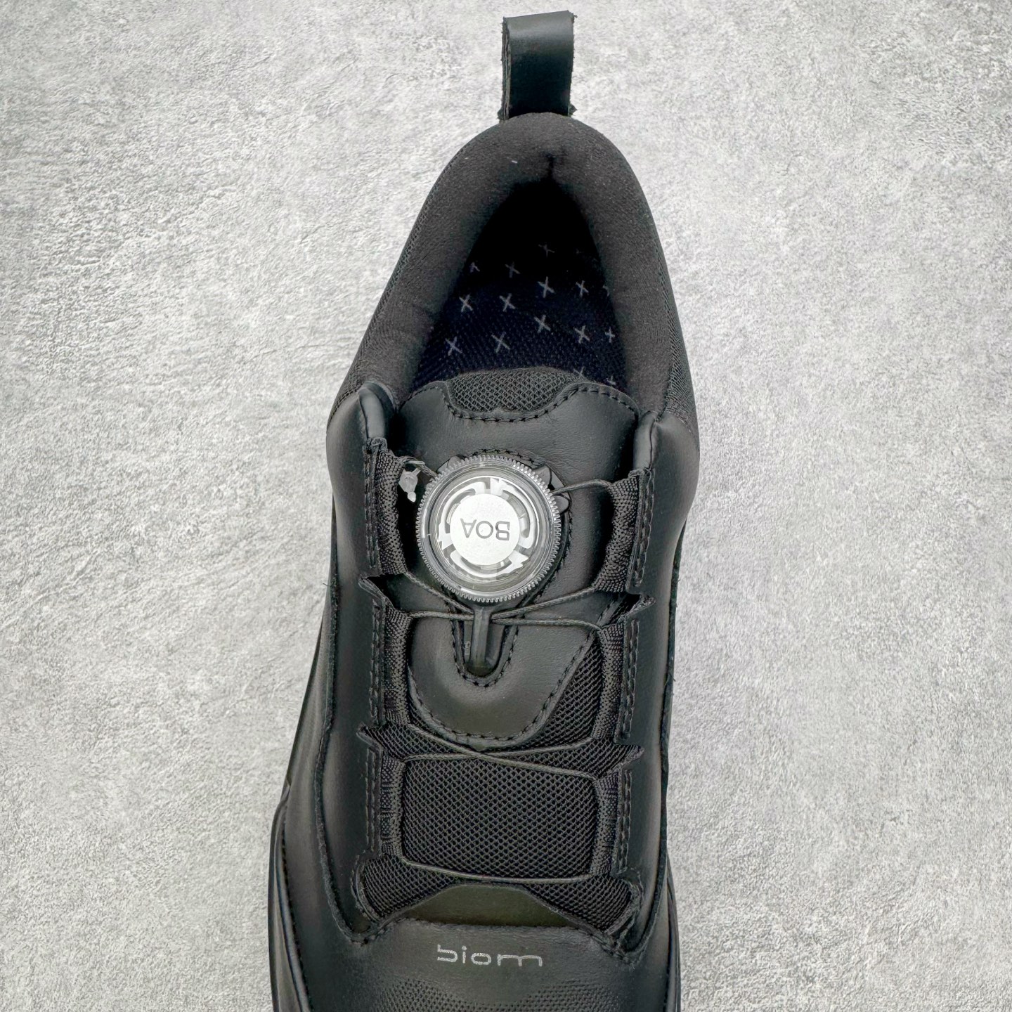 图片[5]-＃GD广顶 ecco爱步 Biom 2.2 牛皮 慢跑 圆头时尚百搭 牛皮 橡胶底 低帮 生活休闲鞋 独家注塑工艺 渠道原单 实体代购指定版本 真全头层牛皮 PK市面上任何版本 24小时现货供应 进口原料牛皮 莞产超级顶货 新配色陆续上架 产品只会越做越漂亮 鞋头采用原版一致工艺 又甩又用线条的效果目前这个技术市面上的任何版本都达不到这个效果 原版私模开发 细节一步到位不敢说百分百 保证有百分之98还原 慢工出细活 好的产品不怕晚 这次的开发针对艺术家 收藏家 高品质 的人群 水染粒面小牛皮材质 和针车间距都是极致还原 顶级头层的小牛皮 质感无敌 奢侈品的触感 搭配专柜最新全套包装 双种配件卡片 细节诠释 一件不落 不计成本的打磨产品的细节 再微小的细节也会还原 ECCO以三大核心特征为依托：北欧设计风格、鞋履制作、积极的生活方式。北欧设计风格：北欧设计特点是独特、有格调、实用和简约，并且品质优良。鞋履制作：ECCO钟爱鞋履制作以及一切与鞋履制作相关的事物。积极的生活方式：ECCO的创始人希望制作出的鞋履无需磨合，即可完美贴合脚型，帮助人们享受行走的乐趣。ECCO的成功源自其产品质量和创新的技术水平，恪守“鞋遵循双足”的设计理念，将的舒适度和风格融为一体。ECCO跑遍全世界寻找创新的原料。从制革制鞋一体化的设置，源头上控制皮革质量，确保对人体无害。尺码：38 39 40 41 42 43 44（皮鞋码）-选品中心