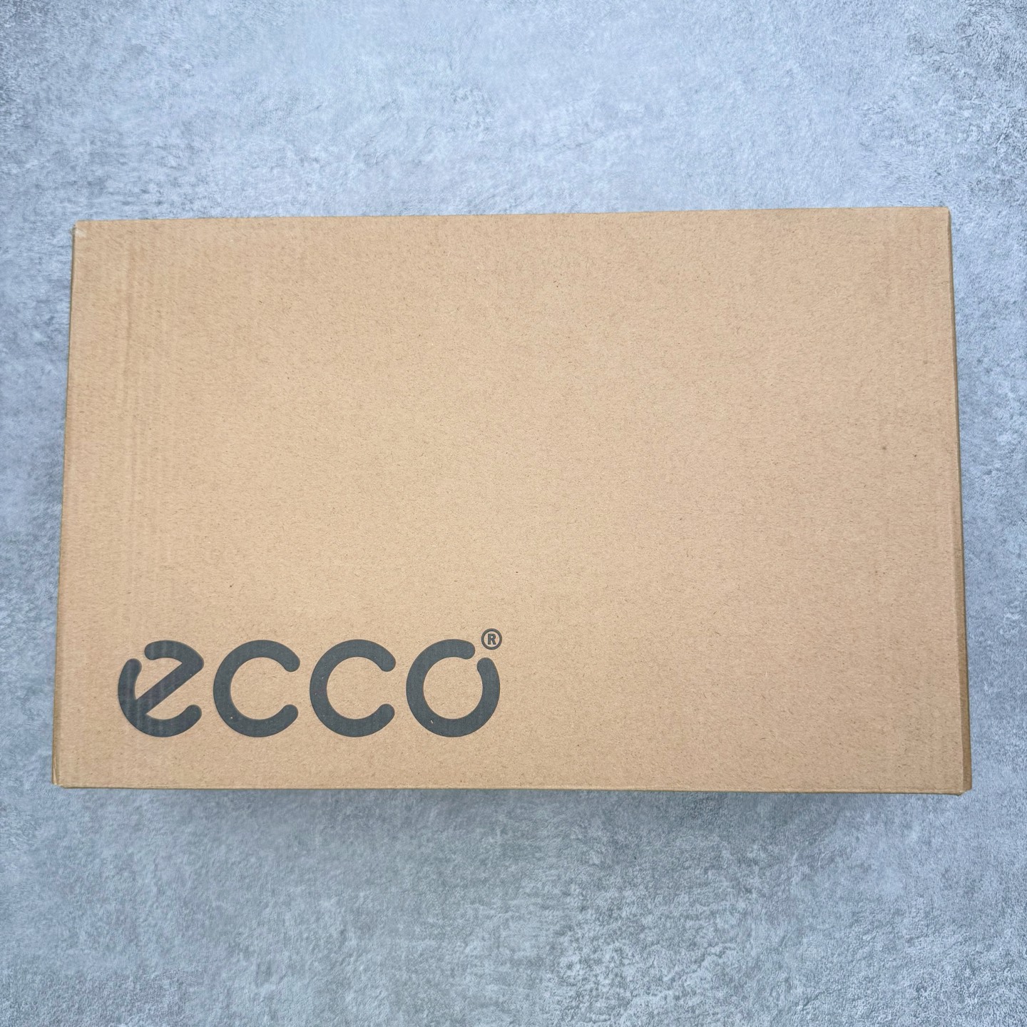 图片[9]-＃GD广顶 ecco爱步 Biom 2.2 牛皮 慢跑 圆头时尚百搭 牛皮 橡胶底 低帮 生活休闲鞋 独家注塑工艺 渠道原单 实体代购指定版本 真全头层牛皮 PK市面上任何版本 24小时现货供应 进口原料牛皮 莞产超级顶货 新配色陆续上架 产品只会越做越漂亮 鞋头采用原版一致工艺 又甩又用线条的效果目前这个技术市面上的任何版本都达不到这个效果 原版私模开发 细节一步到位不敢说百分百 保证有百分之98还原 慢工出细活 好的产品不怕晚 这次的开发针对艺术家 收藏家 高品质 的人群 水染粒面小牛皮材质 和针车间距都是极致还原 顶级头层的小牛皮 质感无敌 奢侈品的触感 搭配专柜最新全套包装 双种配件卡片 细节诠释 一件不落 不计成本的打磨产品的细节 再微小的细节也会还原 ECCO以三大核心特征为依托：北欧设计风格、鞋履制作、积极的生活方式。北欧设计风格：北欧设计特点是独特、有格调、实用和简约，并且品质优良。鞋履制作：ECCO钟爱鞋履制作以及一切与鞋履制作相关的事物。积极的生活方式：ECCO的创始人希望制作出的鞋履无需磨合，即可完美贴合脚型，帮助人们享受行走的乐趣。ECCO的成功源自其产品质量和创新的技术水平，恪守“鞋遵循双足”的设计理念，将的舒适度和风格融为一体。ECCO跑遍全世界寻找创新的原料。从制革制鞋一体化的设置，源头上控制皮革质量，确保对人体无害。尺码：38 39 40 41 42 43 44（皮鞋码）-选品中心