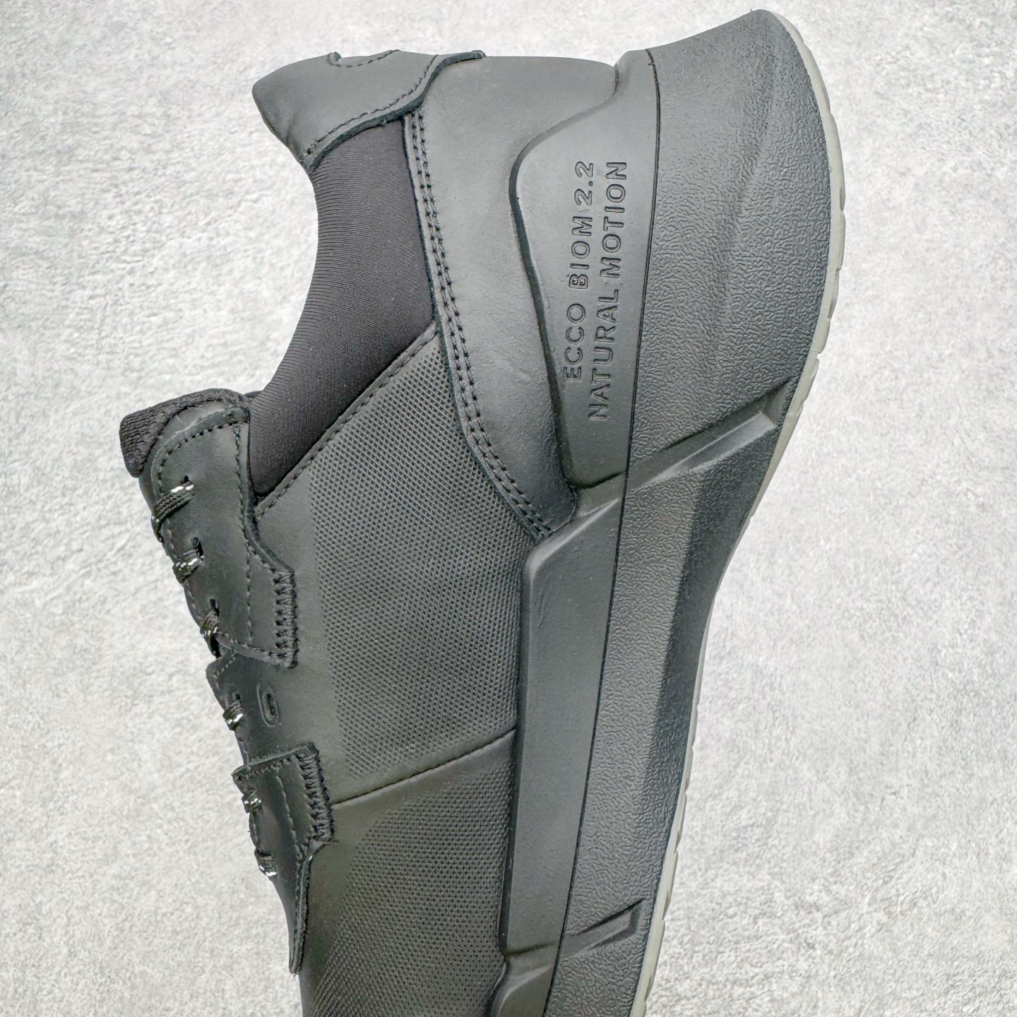 图片[7]-＃GD广顶 ecco爱步 Biom 2.2 牛皮 慢跑 圆头时尚百搭 牛皮 橡胶底 低帮 生活休闲鞋 独家注塑工艺 渠道原单 实体代购指定版本 真全头层牛皮 PK市面上任何版本 24小时现货供应 进口原料牛皮 莞产超级顶货 新配色陆续上架 产品只会越做越漂亮 鞋头采用原版一致工艺 又甩又用线条的效果目前这个技术市面上的任何版本都达不到这个效果 原版私模开发 细节一步到位不敢说百分百 保证有百分之98还原 慢工出细活 好的产品不怕晚 这次的开发针对艺术家 收藏家 高品质 的人群 水染粒面小牛皮材质 和针车间距都是极致还原 顶级头层的小牛皮 质感无敌 奢侈品的触感 搭配专柜最新全套包装 双种配件卡片 细节诠释 一件不落 不计成本的打磨产品的细节 再微小的细节也会还原 ECCO以三大核心特征为依托：北欧设计风格、鞋履制作、积极的生活方式。北欧设计风格：北欧设计特点是独特、有格调、实用和简约，并且品质优良。鞋履制作：ECCO钟爱鞋履制作以及一切与鞋履制作相关的事物。积极的生活方式：ECCO的创始人希望制作出的鞋履无需磨合，即可完美贴合脚型，帮助人们享受行走的乐趣。ECCO的成功源自其产品质量和创新的技术水平，恪守“鞋遵循双足”的设计理念，将的舒适度和风格融为一体。ECCO跑遍全世界寻找创新的原料。从制革制鞋一体化的设置，源头上控制皮革质量，确保对人体无害。尺码：38 39 40 41 42 43 44（皮鞋码）-选品中心