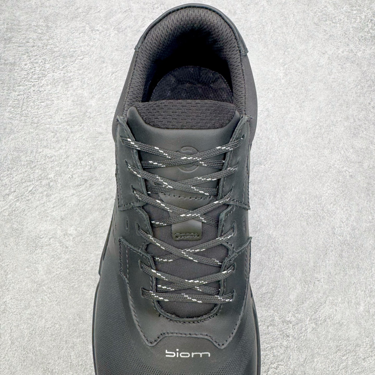 图片[5]-＃GD广顶 ecco爱步 Biom 2.2 牛皮 慢跑 圆头时尚百搭 牛皮 橡胶底 低帮 生活休闲鞋 独家注塑工艺 渠道原单 实体代购指定版本 真全头层牛皮 PK市面上任何版本 24小时现货供应 进口原料牛皮 莞产超级顶货 新配色陆续上架 产品只会越做越漂亮 鞋头采用原版一致工艺 又甩又用线条的效果目前这个技术市面上的任何版本都达不到这个效果 原版私模开发 细节一步到位不敢说百分百 保证有百分之98还原 慢工出细活 好的产品不怕晚 这次的开发针对艺术家 收藏家 高品质 的人群 水染粒面小牛皮材质 和针车间距都是极致还原 顶级头层的小牛皮 质感无敌 奢侈品的触感 搭配专柜最新全套包装 双种配件卡片 细节诠释 一件不落 不计成本的打磨产品的细节 再微小的细节也会还原 ECCO以三大核心特征为依托：北欧设计风格、鞋履制作、积极的生活方式。北欧设计风格：北欧设计特点是独特、有格调、实用和简约，并且品质优良。鞋履制作：ECCO钟爱鞋履制作以及一切与鞋履制作相关的事物。积极的生活方式：ECCO的创始人希望制作出的鞋履无需磨合，即可完美贴合脚型，帮助人们享受行走的乐趣。ECCO的成功源自其产品质量和创新的技术水平，恪守“鞋遵循双足”的设计理念，将的舒适度和风格融为一体。ECCO跑遍全世界寻找创新的原料。从制革制鞋一体化的设置，源头上控制皮革质量，确保对人体无害。尺码：38 39 40 41 42 43 44（皮鞋码）-选品中心