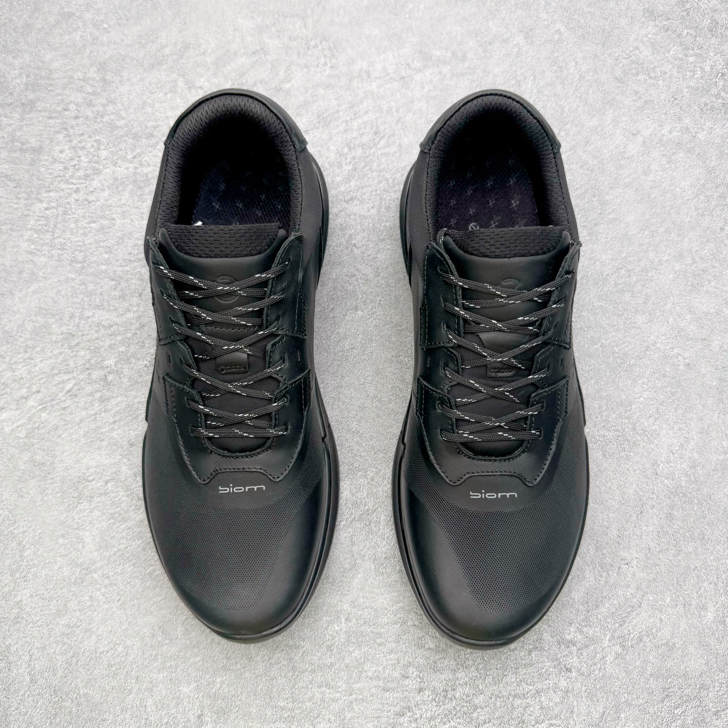 图片[2]-＃GD广顶 ecco爱步 Biom 2.2 牛皮 慢跑 圆头时尚百搭 牛皮 橡胶底 低帮 生活休闲鞋 独家注塑工艺 渠道原单 实体代购指定版本 真全头层牛皮 PK市面上任何版本 24小时现货供应 进口原料牛皮 莞产超级顶货 新配色陆续上架 产品只会越做越漂亮 鞋头采用原版一致工艺 又甩又用线条的效果目前这个技术市面上的任何版本都达不到这个效果 原版私模开发 细节一步到位不敢说百分百 保证有百分之98还原 慢工出细活 好的产品不怕晚 这次的开发针对艺术家 收藏家 高品质 的人群 水染粒面小牛皮材质 和针车间距都是极致还原 顶级头层的小牛皮 质感无敌 奢侈品的触感 搭配专柜最新全套包装 双种配件卡片 细节诠释 一件不落 不计成本的打磨产品的细节 再微小的细节也会还原 ECCO以三大核心特征为依托：北欧设计风格、鞋履制作、积极的生活方式。北欧设计风格：北欧设计特点是独特、有格调、实用和简约，并且品质优良。鞋履制作：ECCO钟爱鞋履制作以及一切与鞋履制作相关的事物。积极的生活方式：ECCO的创始人希望制作出的鞋履无需磨合，即可完美贴合脚型，帮助人们享受行走的乐趣。ECCO的成功源自其产品质量和创新的技术水平，恪守“鞋遵循双足”的设计理念，将的舒适度和风格融为一体。ECCO跑遍全世界寻找创新的原料。从制革制鞋一体化的设置，源头上控制皮革质量，确保对人体无害。尺码：38 39 40 41 42 43 44（皮鞋码）-选品中心