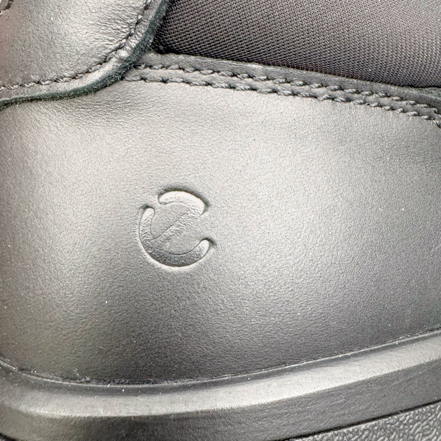 图片[14]-＃GD广顶 ecco爱步 Biom 2.2 牛皮 慢跑 圆头时尚百搭 牛皮 橡胶底 低帮 生活休闲鞋 独家注塑工艺 渠道原单 实体代购指定版本 真全头层牛皮 PK市面上任何版本 24小时现货供应 进口原料牛皮 莞产超级顶货 新配色陆续上架 产品只会越做越漂亮 鞋头采用原版一致工艺 又甩又用线条的效果目前这个技术市面上的任何版本都达不到这个效果 原版私模开发 细节一步到位不敢说百分百 保证有百分之98还原 慢工出细活 好的产品不怕晚 这次的开发针对艺术家 收藏家 高品质 的人群 水染粒面小牛皮材质 和针车间距都是极致还原 顶级头层的小牛皮 质感无敌 奢侈品的触感 搭配专柜最新全套包装 双种配件卡片 细节诠释 一件不落 不计成本的打磨产品的细节 再微小的细节也会还原 ECCO以三大核心特征为依托：北欧设计风格、鞋履制作、积极的生活方式。北欧设计风格：北欧设计特点是独特、有格调、实用和简约，并且品质优良。鞋履制作：ECCO钟爱鞋履制作以及一切与鞋履制作相关的事物。积极的生活方式：ECCO的创始人希望制作出的鞋履无需磨合，即可完美贴合脚型，帮助人们享受行走的乐趣。ECCO的成功源自其产品质量和创新的技术水平，恪守“鞋遵循双足”的设计理念，将的舒适度和风格融为一体。ECCO跑遍全世界寻找创新的原料。从制革制鞋一体化的设置，源头上控制皮革质量，确保对人体无害。尺码：38 39 40 41 42 43 44（皮鞋码）-选品中心