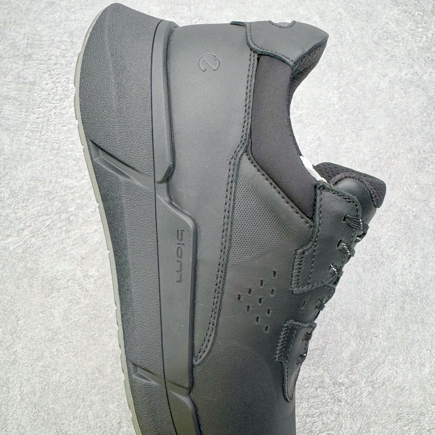 图片[6]-＃GD广顶 ecco爱步 Biom 2.2 牛皮 慢跑 圆头时尚百搭 牛皮 橡胶底 低帮 生活休闲鞋 独家注塑工艺 渠道原单 实体代购指定版本 真全头层牛皮 PK市面上任何版本 24小时现货供应 进口原料牛皮 莞产超级顶货 新配色陆续上架 产品只会越做越漂亮 鞋头采用原版一致工艺 又甩又用线条的效果目前这个技术市面上的任何版本都达不到这个效果 原版私模开发 细节一步到位不敢说百分百 保证有百分之98还原 慢工出细活 好的产品不怕晚 这次的开发针对艺术家 收藏家 高品质 的人群 水染粒面小牛皮材质 和针车间距都是极致还原 顶级头层的小牛皮 质感无敌 奢侈品的触感 搭配专柜最新全套包装 双种配件卡片 细节诠释 一件不落 不计成本的打磨产品的细节 再微小的细节也会还原 ECCO以三大核心特征为依托：北欧设计风格、鞋履制作、积极的生活方式。北欧设计风格：北欧设计特点是独特、有格调、实用和简约，并且品质优良。鞋履制作：ECCO钟爱鞋履制作以及一切与鞋履制作相关的事物。积极的生活方式：ECCO的创始人希望制作出的鞋履无需磨合，即可完美贴合脚型，帮助人们享受行走的乐趣。ECCO的成功源自其产品质量和创新的技术水平，恪守“鞋遵循双足”的设计理念，将的舒适度和风格融为一体。ECCO跑遍全世界寻找创新的原料。从制革制鞋一体化的设置，源头上控制皮革质量，确保对人体无害。尺码：38 39 40 41 42 43 44（皮鞋码）-选品中心