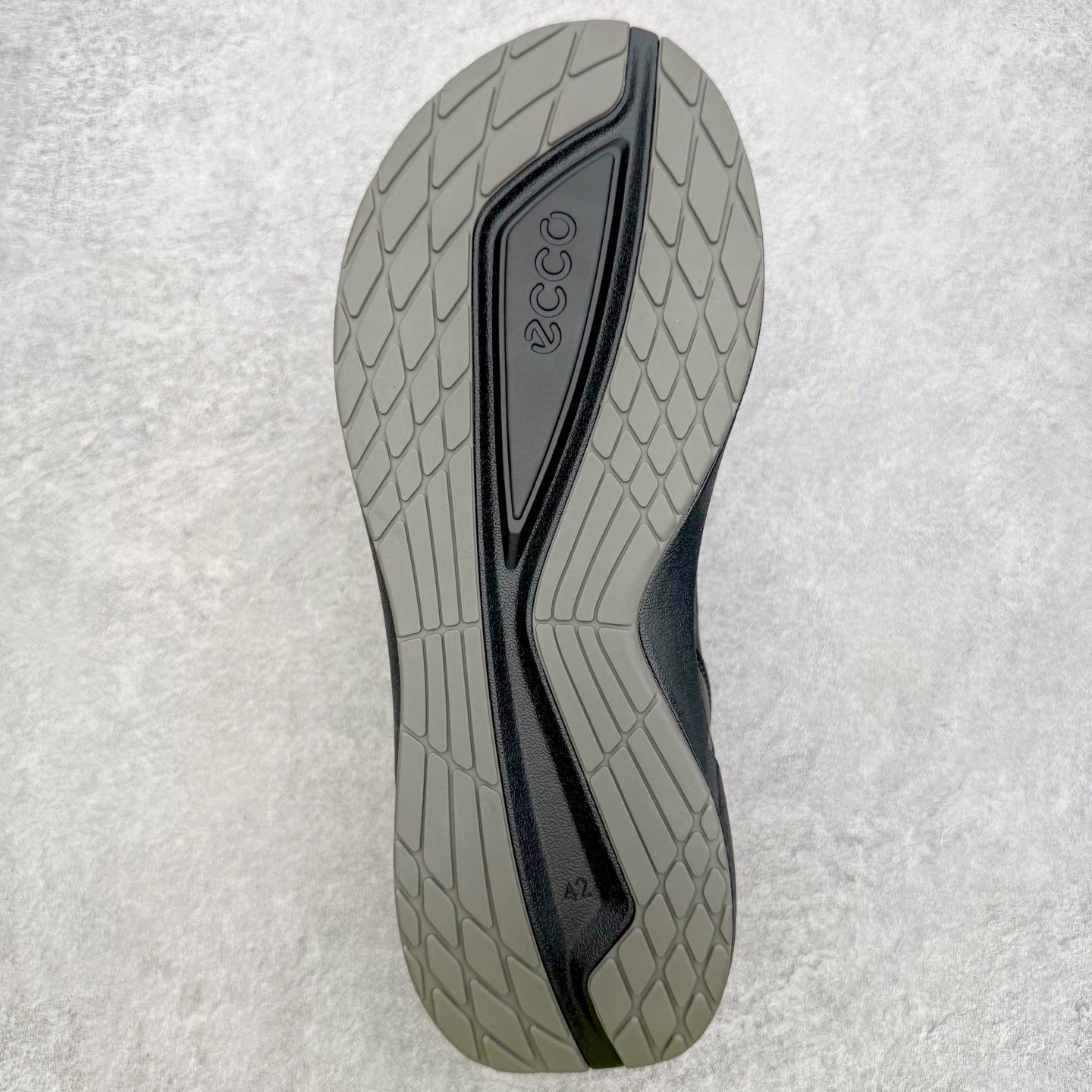 图片[9]-＃GD广顶 ecco爱步 Biom 2.2 牛皮 慢跑 圆头时尚百搭 牛皮 橡胶底 低帮 生活休闲鞋 独家注塑工艺 渠道原单 实体代购指定版本 真全头层牛皮 PK市面上任何版本 24小时现货供应 进口原料牛皮 莞产超级顶货 新配色陆续上架 产品只会越做越漂亮 鞋头采用原版一致工艺 又甩又用线条的效果目前这个技术市面上的任何版本都达不到这个效果 原版私模开发 细节一步到位不敢说百分百 保证有百分之98还原 慢工出细活 好的产品不怕晚 这次的开发针对艺术家 收藏家 高品质 的人群 水染粒面小牛皮材质 和针车间距都是极致还原 顶级头层的小牛皮 质感无敌 奢侈品的触感 搭配专柜最新全套包装 双种配件卡片 细节诠释 一件不落 不计成本的打磨产品的细节 再微小的细节也会还原 ECCO以三大核心特征为依托：北欧设计风格、鞋履制作、积极的生活方式。北欧设计风格：北欧设计特点是独特、有格调、实用和简约，并且品质优良。鞋履制作：ECCO钟爱鞋履制作以及一切与鞋履制作相关的事物。积极的生活方式：ECCO的创始人希望制作出的鞋履无需磨合，即可完美贴合脚型，帮助人们享受行走的乐趣。ECCO的成功源自其产品质量和创新的技术水平，恪守“鞋遵循双足”的设计理念，将的舒适度和风格融为一体。ECCO跑遍全世界寻找创新的原料。从制革制鞋一体化的设置，源头上控制皮革质量，确保对人体无害。尺码：38 39 40 41 42 43 44（皮鞋码）-选品中心