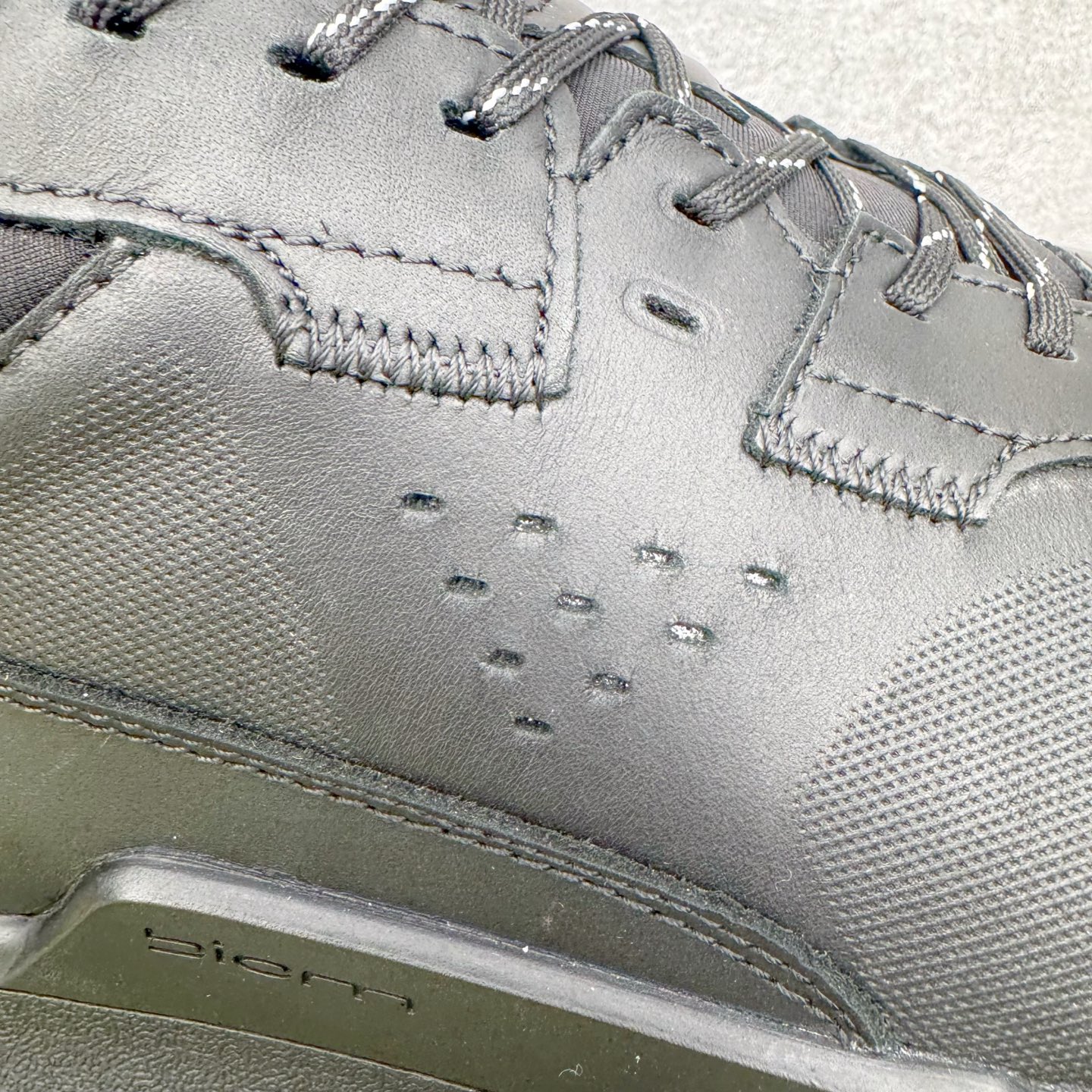 图片[15]-＃GD广顶 ecco爱步 Biom 2.2 牛皮 慢跑 圆头时尚百搭 牛皮 橡胶底 低帮 生活休闲鞋 独家注塑工艺 渠道原单 实体代购指定版本 真全头层牛皮 PK市面上任何版本 24小时现货供应 进口原料牛皮 莞产超级顶货 新配色陆续上架 产品只会越做越漂亮 鞋头采用原版一致工艺 又甩又用线条的效果目前这个技术市面上的任何版本都达不到这个效果 原版私模开发 细节一步到位不敢说百分百 保证有百分之98还原 慢工出细活 好的产品不怕晚 这次的开发针对艺术家 收藏家 高品质 的人群 水染粒面小牛皮材质 和针车间距都是极致还原 顶级头层的小牛皮 质感无敌 奢侈品的触感 搭配专柜最新全套包装 双种配件卡片 细节诠释 一件不落 不计成本的打磨产品的细节 再微小的细节也会还原 ECCO以三大核心特征为依托：北欧设计风格、鞋履制作、积极的生活方式。北欧设计风格：北欧设计特点是独特、有格调、实用和简约，并且品质优良。鞋履制作：ECCO钟爱鞋履制作以及一切与鞋履制作相关的事物。积极的生活方式：ECCO的创始人希望制作出的鞋履无需磨合，即可完美贴合脚型，帮助人们享受行走的乐趣。ECCO的成功源自其产品质量和创新的技术水平，恪守“鞋遵循双足”的设计理念，将的舒适度和风格融为一体。ECCO跑遍全世界寻找创新的原料。从制革制鞋一体化的设置，源头上控制皮革质量，确保对人体无害。尺码：38 39 40 41 42 43 44（皮鞋码）-选品中心