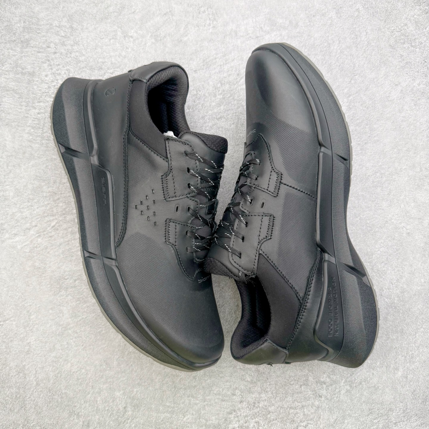 图片[3]-＃GD广顶 ecco爱步 Biom 2.2 牛皮 慢跑 圆头时尚百搭 牛皮 橡胶底 低帮 生活休闲鞋 独家注塑工艺 渠道原单 实体代购指定版本 真全头层牛皮 PK市面上任何版本 24小时现货供应 进口原料牛皮 莞产超级顶货 新配色陆续上架 产品只会越做越漂亮 鞋头采用原版一致工艺 又甩又用线条的效果目前这个技术市面上的任何版本都达不到这个效果 原版私模开发 细节一步到位不敢说百分百 保证有百分之98还原 慢工出细活 好的产品不怕晚 这次的开发针对艺术家 收藏家 高品质 的人群 水染粒面小牛皮材质 和针车间距都是极致还原 顶级头层的小牛皮 质感无敌 奢侈品的触感 搭配专柜最新全套包装 双种配件卡片 细节诠释 一件不落 不计成本的打磨产品的细节 再微小的细节也会还原 ECCO以三大核心特征为依托：北欧设计风格、鞋履制作、积极的生活方式。北欧设计风格：北欧设计特点是独特、有格调、实用和简约，并且品质优良。鞋履制作：ECCO钟爱鞋履制作以及一切与鞋履制作相关的事物。积极的生活方式：ECCO的创始人希望制作出的鞋履无需磨合，即可完美贴合脚型，帮助人们享受行走的乐趣。ECCO的成功源自其产品质量和创新的技术水平，恪守“鞋遵循双足”的设计理念，将的舒适度和风格融为一体。ECCO跑遍全世界寻找创新的原料。从制革制鞋一体化的设置，源头上控制皮革质量，确保对人体无害。尺码：38 39 40 41 42 43 44（皮鞋码）-选品中心