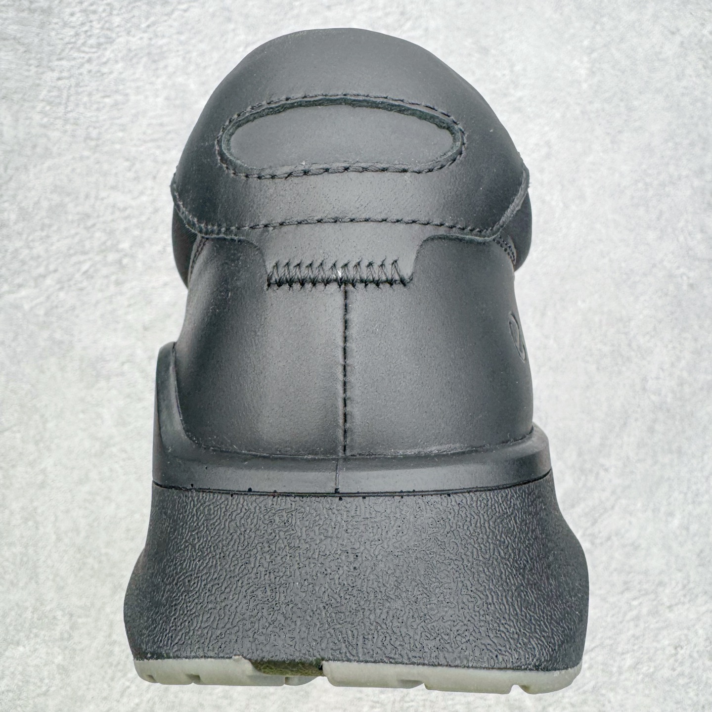 图片[8]-＃GD广顶 ecco爱步 Biom 2.2 牛皮 慢跑 圆头时尚百搭 牛皮 橡胶底 低帮 生活休闲鞋 独家注塑工艺 渠道原单 实体代购指定版本 真全头层牛皮 PK市面上任何版本 24小时现货供应 进口原料牛皮 莞产超级顶货 新配色陆续上架 产品只会越做越漂亮 鞋头采用原版一致工艺 又甩又用线条的效果目前这个技术市面上的任何版本都达不到这个效果 原版私模开发 细节一步到位不敢说百分百 保证有百分之98还原 慢工出细活 好的产品不怕晚 这次的开发针对艺术家 收藏家 高品质 的人群 水染粒面小牛皮材质 和针车间距都是极致还原 顶级头层的小牛皮 质感无敌 奢侈品的触感 搭配专柜最新全套包装 双种配件卡片 细节诠释 一件不落 不计成本的打磨产品的细节 再微小的细节也会还原 ECCO以三大核心特征为依托：北欧设计风格、鞋履制作、积极的生活方式。北欧设计风格：北欧设计特点是独特、有格调、实用和简约，并且品质优良。鞋履制作：ECCO钟爱鞋履制作以及一切与鞋履制作相关的事物。积极的生活方式：ECCO的创始人希望制作出的鞋履无需磨合，即可完美贴合脚型，帮助人们享受行走的乐趣。ECCO的成功源自其产品质量和创新的技术水平，恪守“鞋遵循双足”的设计理念，将的舒适度和风格融为一体。ECCO跑遍全世界寻找创新的原料。从制革制鞋一体化的设置，源头上控制皮革质量，确保对人体无害。尺码：38 39 40 41 42 43 44（皮鞋码）-选品中心