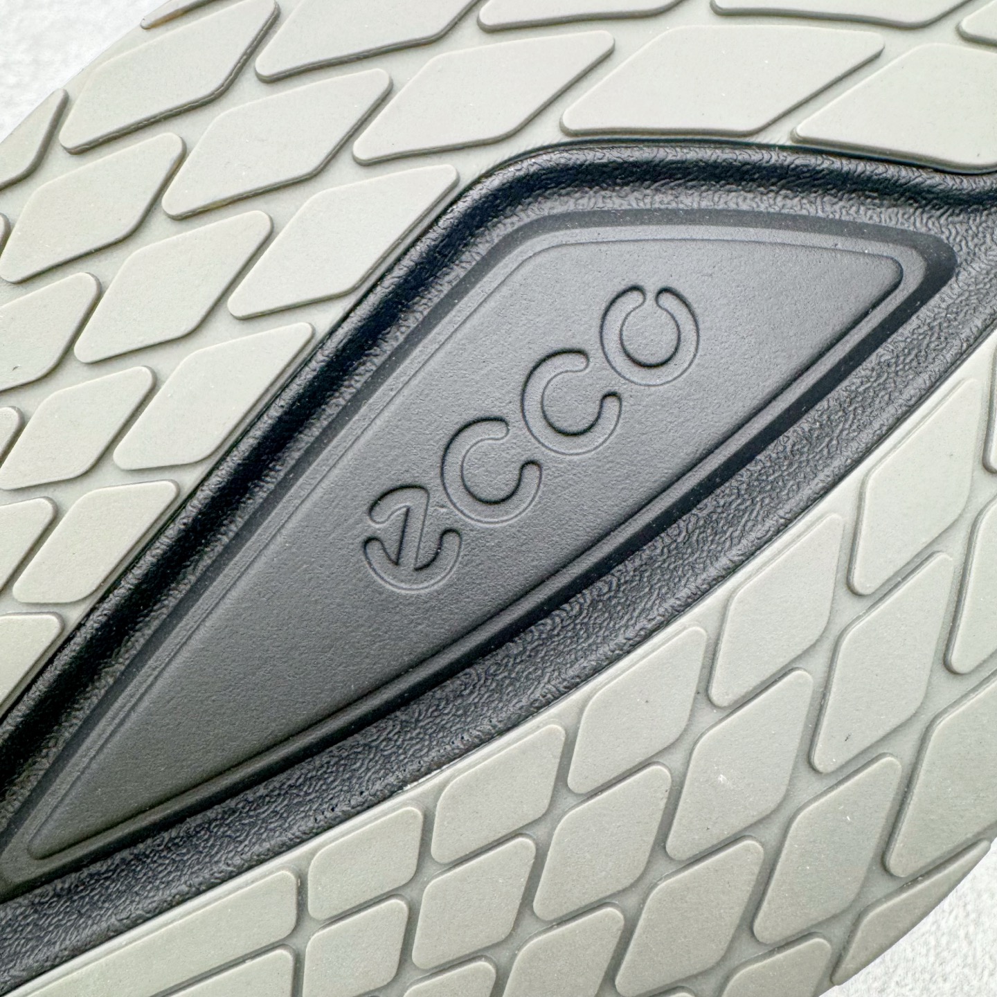 图片[16]-＃GD广顶 ecco爱步 Biom 2.2 牛皮 慢跑 圆头时尚百搭 牛皮 橡胶底 低帮 生活休闲鞋 独家注塑工艺 渠道原单 实体代购指定版本 真全头层牛皮 PK市面上任何版本 24小时现货供应 进口原料牛皮 莞产超级顶货 新配色陆续上架 产品只会越做越漂亮 鞋头采用原版一致工艺 又甩又用线条的效果目前这个技术市面上的任何版本都达不到这个效果 原版私模开发 细节一步到位不敢说百分百 保证有百分之98还原 慢工出细活 好的产品不怕晚 这次的开发针对艺术家 收藏家 高品质 的人群 水染粒面小牛皮材质 和针车间距都是极致还原 顶级头层的小牛皮 质感无敌 奢侈品的触感 搭配专柜最新全套包装 双种配件卡片 细节诠释 一件不落 不计成本的打磨产品的细节 再微小的细节也会还原 ECCO以三大核心特征为依托：北欧设计风格、鞋履制作、积极的生活方式。北欧设计风格：北欧设计特点是独特、有格调、实用和简约，并且品质优良。鞋履制作：ECCO钟爱鞋履制作以及一切与鞋履制作相关的事物。积极的生活方式：ECCO的创始人希望制作出的鞋履无需磨合，即可完美贴合脚型，帮助人们享受行走的乐趣。ECCO的成功源自其产品质量和创新的技术水平，恪守“鞋遵循双足”的设计理念，将的舒适度和风格融为一体。ECCO跑遍全世界寻找创新的原料。从制革制鞋一体化的设置，源头上控制皮革质量，确保对人体无害。尺码：38 39 40 41 42 43 44（皮鞋码）-选品中心