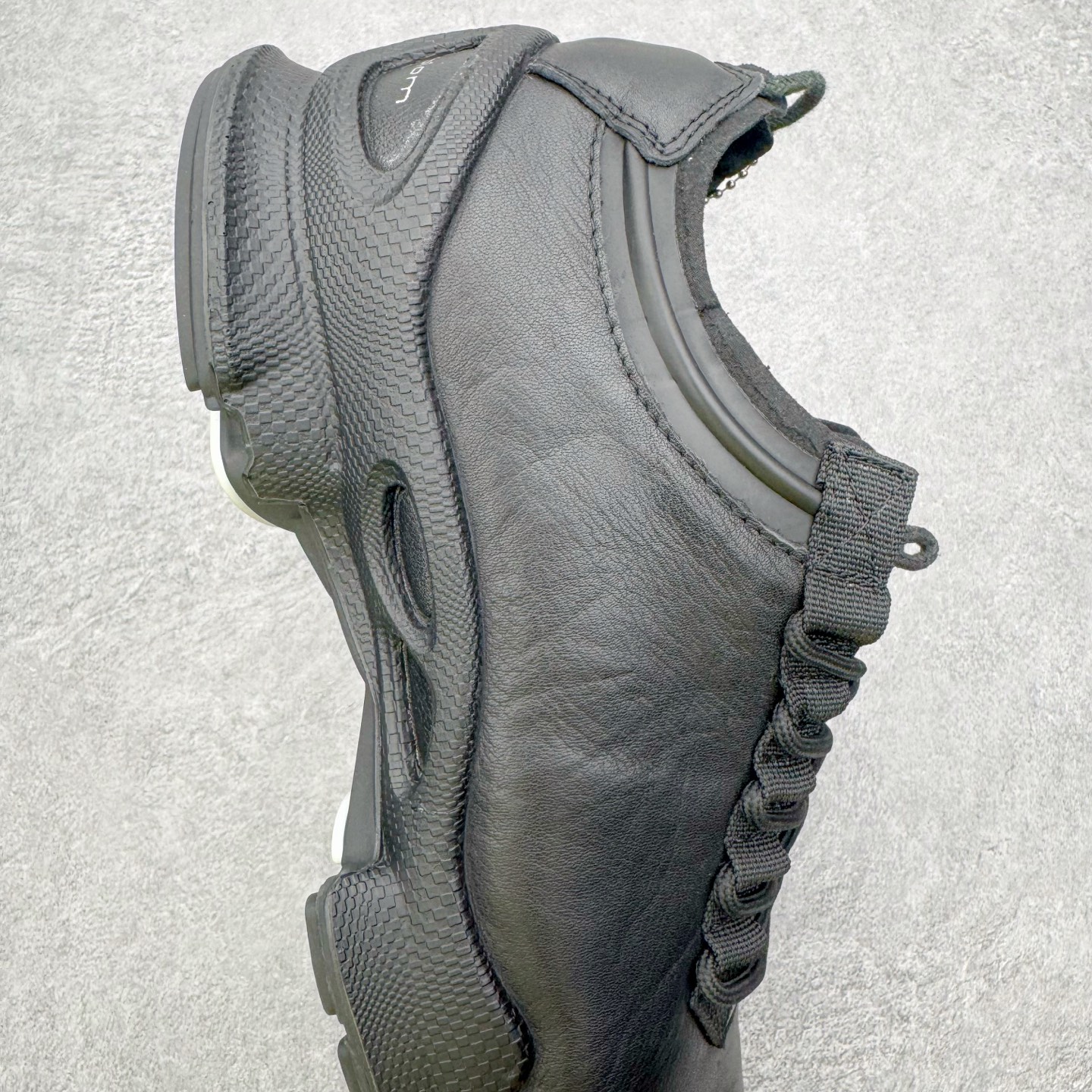 图片[6]-＃GD广顶 ecco爱步 Biom C 牛皮 户外运动 健步 轻盈舒适 减震耐磨 低帮 登山鞋/徒步鞋 独家注塑工艺 渠道原单 实体代购指定版本 真全头层牛皮 PK市面上任何版本 24小时现货供应 进口原料牛皮 莞产超级顶货 新配色陆续上架 产品只会越做越漂亮 鞋头采用原版一致工艺 又甩又用线条的效果目前这个技术市面上的任何版本都达不到这个效果 原版私模开发 细节一步到位不敢说百分百 保证有百分之98还原 慢工出细活 好的产品不怕晚 这次的开发针对艺术家 收藏家 高品质 的人群 水染粒面小牛皮材质 和针车间距都是极致还原 顶级头层的小牛皮 质感无敌 奢侈品的触感 搭配专柜最新全套包装 双种配件卡片 细节诠释 一件不落 不计成本的打磨产品的细节 再微小的细节也会还原 ECCO以三大核心特征为依托：北欧设计风格、鞋履制作、积极的生活方式。北欧设计风格：北欧设计特点是独特、有格调、实用和简约，并且品质优良。鞋履制作：ECCO钟爱鞋履制作以及一切与鞋履制作相关的事物。积极的生活方式：ECCO的创始人希望制作出的鞋履无需磨合，即可完美贴合脚型，帮助人们享受行走的乐趣。ECCO的成功源自其产品质量和创新的技术水平，恪守“鞋遵循双足”的设计理念，将的舒适度和风格融为一体。ECCO跑遍全世界寻找创新的原料。从制革制鞋一体化的设置，源头上控制皮革质量，确保对人体无害。尺码：38 39 40 41 42 43 44（皮鞋码）-选品中心