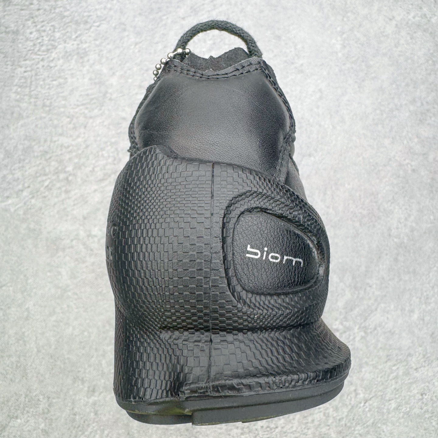 图片[8]-＃GD广顶 ecco爱步 Biom C 牛皮 户外运动 健步 轻盈舒适 减震耐磨 低帮 登山鞋/徒步鞋 独家注塑工艺 渠道原单 实体代购指定版本 真全头层牛皮 PK市面上任何版本 24小时现货供应 进口原料牛皮 莞产超级顶货 新配色陆续上架 产品只会越做越漂亮 鞋头采用原版一致工艺 又甩又用线条的效果目前这个技术市面上的任何版本都达不到这个效果 原版私模开发 细节一步到位不敢说百分百 保证有百分之98还原 慢工出细活 好的产品不怕晚 这次的开发针对艺术家 收藏家 高品质 的人群 水染粒面小牛皮材质 和针车间距都是极致还原 顶级头层的小牛皮 质感无敌 奢侈品的触感 搭配专柜最新全套包装 双种配件卡片 细节诠释 一件不落 不计成本的打磨产品的细节 再微小的细节也会还原 ECCO以三大核心特征为依托：北欧设计风格、鞋履制作、积极的生活方式。北欧设计风格：北欧设计特点是独特、有格调、实用和简约，并且品质优良。鞋履制作：ECCO钟爱鞋履制作以及一切与鞋履制作相关的事物。积极的生活方式：ECCO的创始人希望制作出的鞋履无需磨合，即可完美贴合脚型，帮助人们享受行走的乐趣。ECCO的成功源自其产品质量和创新的技术水平，恪守“鞋遵循双足”的设计理念，将的舒适度和风格融为一体。ECCO跑遍全世界寻找创新的原料。从制革制鞋一体化的设置，源头上控制皮革质量，确保对人体无害。尺码：38 39 40 41 42 43 44（皮鞋码）-选品中心