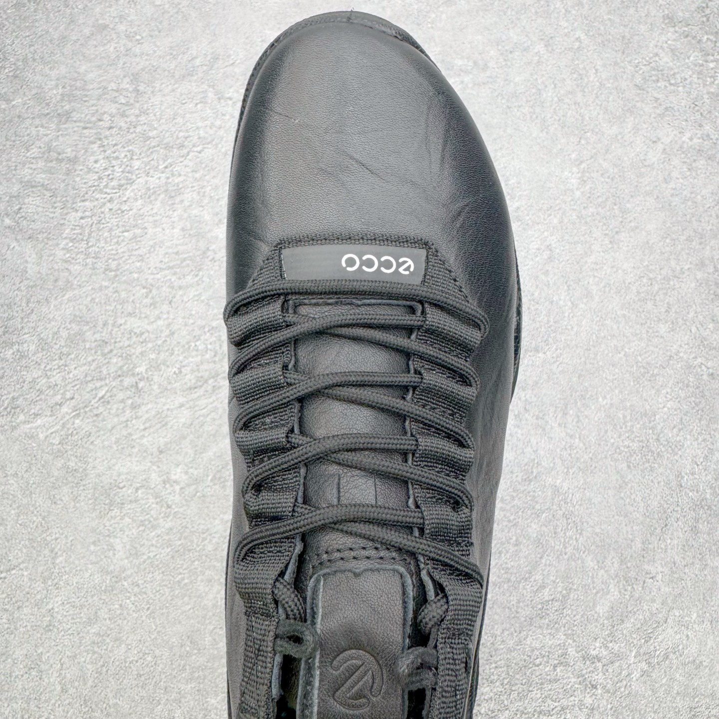 图片[4]-＃GD广顶 ecco爱步 Biom C 牛皮 户外运动 健步 轻盈舒适 减震耐磨 低帮 登山鞋/徒步鞋 独家注塑工艺 渠道原单 实体代购指定版本 真全头层牛皮 PK市面上任何版本 24小时现货供应 进口原料牛皮 莞产超级顶货 新配色陆续上架 产品只会越做越漂亮 鞋头采用原版一致工艺 又甩又用线条的效果目前这个技术市面上的任何版本都达不到这个效果 原版私模开发 细节一步到位不敢说百分百 保证有百分之98还原 慢工出细活 好的产品不怕晚 这次的开发针对艺术家 收藏家 高品质 的人群 水染粒面小牛皮材质 和针车间距都是极致还原 顶级头层的小牛皮 质感无敌 奢侈品的触感 搭配专柜最新全套包装 双种配件卡片 细节诠释 一件不落 不计成本的打磨产品的细节 再微小的细节也会还原 ECCO以三大核心特征为依托：北欧设计风格、鞋履制作、积极的生活方式。北欧设计风格：北欧设计特点是独特、有格调、实用和简约，并且品质优良。鞋履制作：ECCO钟爱鞋履制作以及一切与鞋履制作相关的事物。积极的生活方式：ECCO的创始人希望制作出的鞋履无需磨合，即可完美贴合脚型，帮助人们享受行走的乐趣。ECCO的成功源自其产品质量和创新的技术水平，恪守“鞋遵循双足”的设计理念，将的舒适度和风格融为一体。ECCO跑遍全世界寻找创新的原料。从制革制鞋一体化的设置，源头上控制皮革质量，确保对人体无害。尺码：38 39 40 41 42 43 44（皮鞋码）-选品中心
