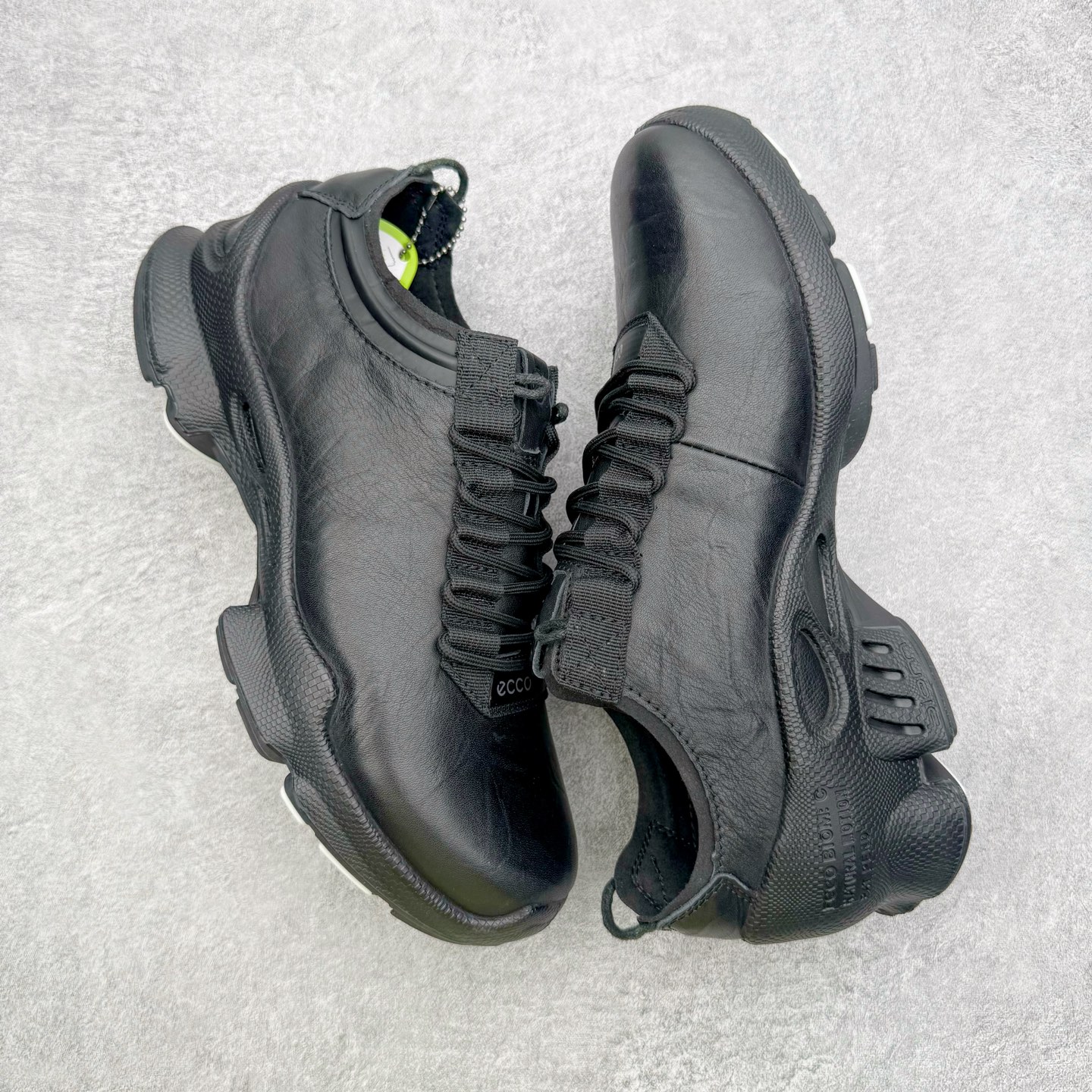 图片[3]-＃GD广顶 ecco爱步 Biom C 牛皮 户外运动 健步 轻盈舒适 减震耐磨 低帮 登山鞋/徒步鞋 独家注塑工艺 渠道原单 实体代购指定版本 真全头层牛皮 PK市面上任何版本 24小时现货供应 进口原料牛皮 莞产超级顶货 新配色陆续上架 产品只会越做越漂亮 鞋头采用原版一致工艺 又甩又用线条的效果目前这个技术市面上的任何版本都达不到这个效果 原版私模开发 细节一步到位不敢说百分百 保证有百分之98还原 慢工出细活 好的产品不怕晚 这次的开发针对艺术家 收藏家 高品质 的人群 水染粒面小牛皮材质 和针车间距都是极致还原 顶级头层的小牛皮 质感无敌 奢侈品的触感 搭配专柜最新全套包装 双种配件卡片 细节诠释 一件不落 不计成本的打磨产品的细节 再微小的细节也会还原 ECCO以三大核心特征为依托：北欧设计风格、鞋履制作、积极的生活方式。北欧设计风格：北欧设计特点是独特、有格调、实用和简约，并且品质优良。鞋履制作：ECCO钟爱鞋履制作以及一切与鞋履制作相关的事物。积极的生活方式：ECCO的创始人希望制作出的鞋履无需磨合，即可完美贴合脚型，帮助人们享受行走的乐趣。ECCO的成功源自其产品质量和创新的技术水平，恪守“鞋遵循双足”的设计理念，将的舒适度和风格融为一体。ECCO跑遍全世界寻找创新的原料。从制革制鞋一体化的设置，源头上控制皮革质量，确保对人体无害。尺码：38 39 40 41 42 43 44（皮鞋码）-选品中心