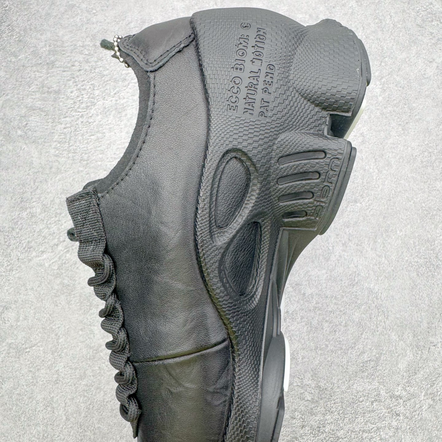图片[7]-＃GD广顶 ecco爱步 Biom C 牛皮 户外运动 健步 轻盈舒适 减震耐磨 低帮 登山鞋/徒步鞋 独家注塑工艺 渠道原单 实体代购指定版本 真全头层牛皮 PK市面上任何版本 24小时现货供应 进口原料牛皮 莞产超级顶货 新配色陆续上架 产品只会越做越漂亮 鞋头采用原版一致工艺 又甩又用线条的效果目前这个技术市面上的任何版本都达不到这个效果 原版私模开发 细节一步到位不敢说百分百 保证有百分之98还原 慢工出细活 好的产品不怕晚 这次的开发针对艺术家 收藏家 高品质 的人群 水染粒面小牛皮材质 和针车间距都是极致还原 顶级头层的小牛皮 质感无敌 奢侈品的触感 搭配专柜最新全套包装 双种配件卡片 细节诠释 一件不落 不计成本的打磨产品的细节 再微小的细节也会还原 ECCO以三大核心特征为依托：北欧设计风格、鞋履制作、积极的生活方式。北欧设计风格：北欧设计特点是独特、有格调、实用和简约，并且品质优良。鞋履制作：ECCO钟爱鞋履制作以及一切与鞋履制作相关的事物。积极的生活方式：ECCO的创始人希望制作出的鞋履无需磨合，即可完美贴合脚型，帮助人们享受行走的乐趣。ECCO的成功源自其产品质量和创新的技术水平，恪守“鞋遵循双足”的设计理念，将的舒适度和风格融为一体。ECCO跑遍全世界寻找创新的原料。从制革制鞋一体化的设置，源头上控制皮革质量，确保对人体无害。尺码：38 39 40 41 42 43 44（皮鞋码）-选品中心