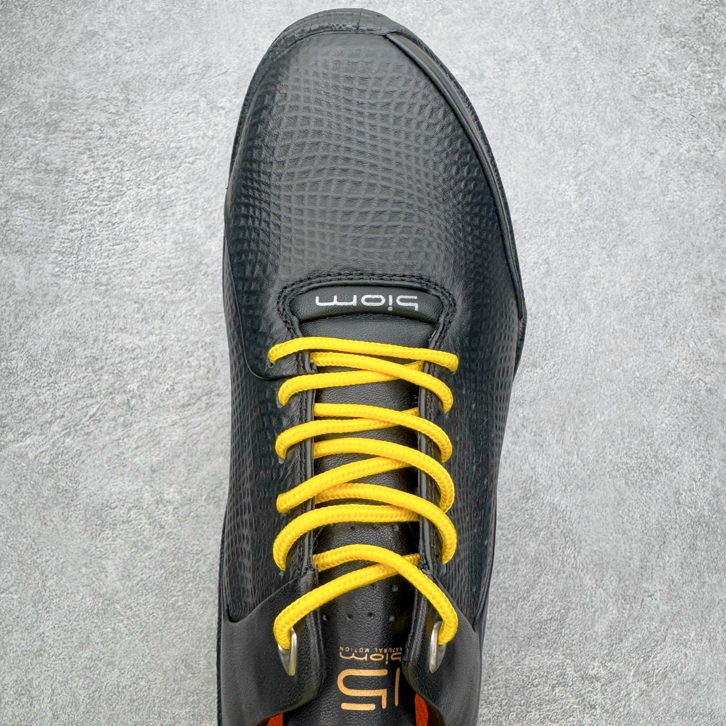 图片[4]-＃GD广顶 ecco爱步 Biom C 牛皮 户外运动 健步 轻盈舒适 减震耐磨 低帮 登山鞋/徒步鞋 独家注塑工艺 渠道原单 实体代购指定版本 真全头层牛皮 PK市面上任何版本 24小时现货供应 进口原料牛皮 莞产超级顶货 新配色陆续上架 产品只会越做越漂亮 鞋头采用原版一致工艺 又甩又用线条的效果目前这个技术市面上的任何版本都达不到这个效果 原版私模开发 细节一步到位不敢说百分百 保证有百分之98还原 慢工出细活 好的产品不怕晚 这次的开发针对艺术家 收藏家 高品质 的人群 水染粒面小牛皮材质 和针车间距都是极致还原 顶级头层的小牛皮 质感无敌 奢侈品的触感 搭配专柜最新全套包装 双种配件卡片 细节诠释 一件不落 不计成本的打磨产品的细节 再微小的细节也会还原 ECCO以三大核心特征为依托：北欧设计风格、鞋履制作、积极的生活方式。北欧设计风格：北欧设计特点是独特、有格调、实用和简约，并且品质优良。鞋履制作：ECCO钟爱鞋履制作以及一切与鞋履制作相关的事物。积极的生活方式：ECCO的创始人希望制作出的鞋履无需磨合，即可完美贴合脚型，帮助人们享受行走的乐趣。ECCO的成功源自其产品质量和创新的技术水平，恪守“鞋遵循双足”的设计理念，将的舒适度和风格融为一体。ECCO跑遍全世界寻找创新的原料。从制革制鞋一体化的设置，源头上控制皮革质量，确保对人体无害。尺码：38 39 40 41 42 43 44（皮鞋码）-选品中心