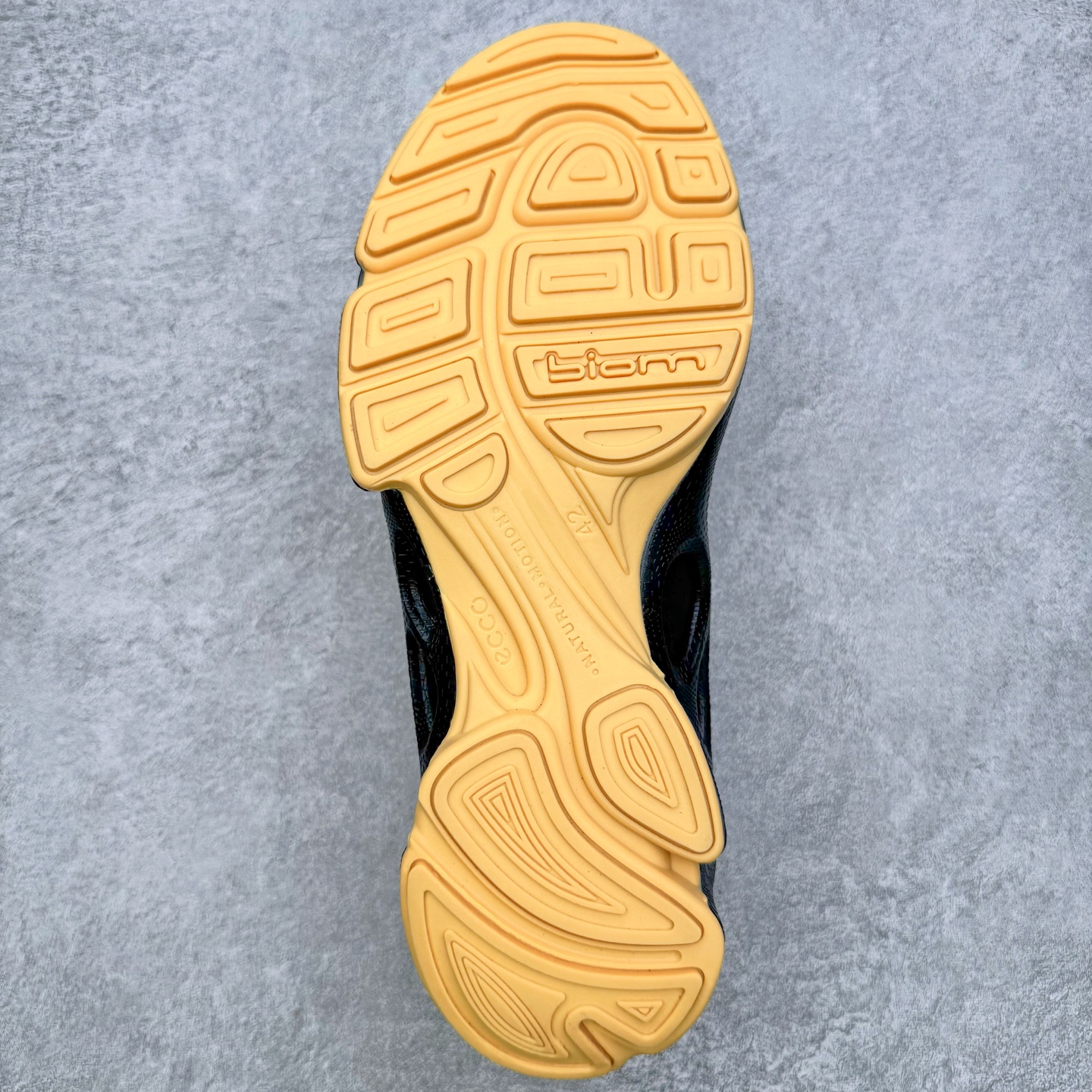 图片[9]-＃GD广顶 ecco爱步 Biom C 牛皮 户外运动 健步 轻盈舒适 减震耐磨 低帮 登山鞋/徒步鞋 独家注塑工艺 渠道原单 实体代购指定版本 真全头层牛皮 PK市面上任何版本 24小时现货供应 进口原料牛皮 莞产超级顶货 新配色陆续上架 产品只会越做越漂亮 鞋头采用原版一致工艺 又甩又用线条的效果目前这个技术市面上的任何版本都达不到这个效果 原版私模开发 细节一步到位不敢说百分百 保证有百分之98还原 慢工出细活 好的产品不怕晚 这次的开发针对艺术家 收藏家 高品质 的人群 水染粒面小牛皮材质 和针车间距都是极致还原 顶级头层的小牛皮 质感无敌 奢侈品的触感 搭配专柜最新全套包装 双种配件卡片 细节诠释 一件不落 不计成本的打磨产品的细节 再微小的细节也会还原 ECCO以三大核心特征为依托：北欧设计风格、鞋履制作、积极的生活方式。北欧设计风格：北欧设计特点是独特、有格调、实用和简约，并且品质优良。鞋履制作：ECCO钟爱鞋履制作以及一切与鞋履制作相关的事物。积极的生活方式：ECCO的创始人希望制作出的鞋履无需磨合，即可完美贴合脚型，帮助人们享受行走的乐趣。ECCO的成功源自其产品质量和创新的技术水平，恪守“鞋遵循双足”的设计理念，将的舒适度和风格融为一体。ECCO跑遍全世界寻找创新的原料。从制革制鞋一体化的设置，源头上控制皮革质量，确保对人体无害。尺码：38 39 40 41 42 43 44（皮鞋码）-选品中心