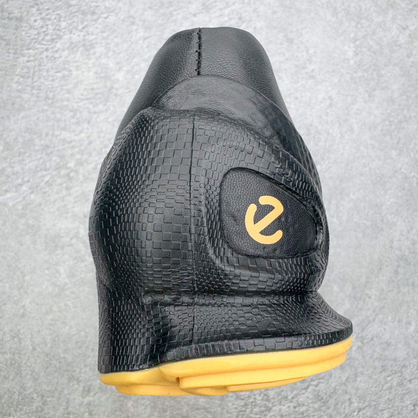 图片[8]-＃GD广顶 ecco爱步 Biom C 牛皮 户外运动 健步 轻盈舒适 减震耐磨 低帮 登山鞋/徒步鞋 独家注塑工艺 渠道原单 实体代购指定版本 真全头层牛皮 PK市面上任何版本 24小时现货供应 进口原料牛皮 莞产超级顶货 新配色陆续上架 产品只会越做越漂亮 鞋头采用原版一致工艺 又甩又用线条的效果目前这个技术市面上的任何版本都达不到这个效果 原版私模开发 细节一步到位不敢说百分百 保证有百分之98还原 慢工出细活 好的产品不怕晚 这次的开发针对艺术家 收藏家 高品质 的人群 水染粒面小牛皮材质 和针车间距都是极致还原 顶级头层的小牛皮 质感无敌 奢侈品的触感 搭配专柜最新全套包装 双种配件卡片 细节诠释 一件不落 不计成本的打磨产品的细节 再微小的细节也会还原 ECCO以三大核心特征为依托：北欧设计风格、鞋履制作、积极的生活方式。北欧设计风格：北欧设计特点是独特、有格调、实用和简约，并且品质优良。鞋履制作：ECCO钟爱鞋履制作以及一切与鞋履制作相关的事物。积极的生活方式：ECCO的创始人希望制作出的鞋履无需磨合，即可完美贴合脚型，帮助人们享受行走的乐趣。ECCO的成功源自其产品质量和创新的技术水平，恪守“鞋遵循双足”的设计理念，将的舒适度和风格融为一体。ECCO跑遍全世界寻找创新的原料。从制革制鞋一体化的设置，源头上控制皮革质量，确保对人体无害。尺码：38 39 40 41 42 43 44（皮鞋码）-选品中心