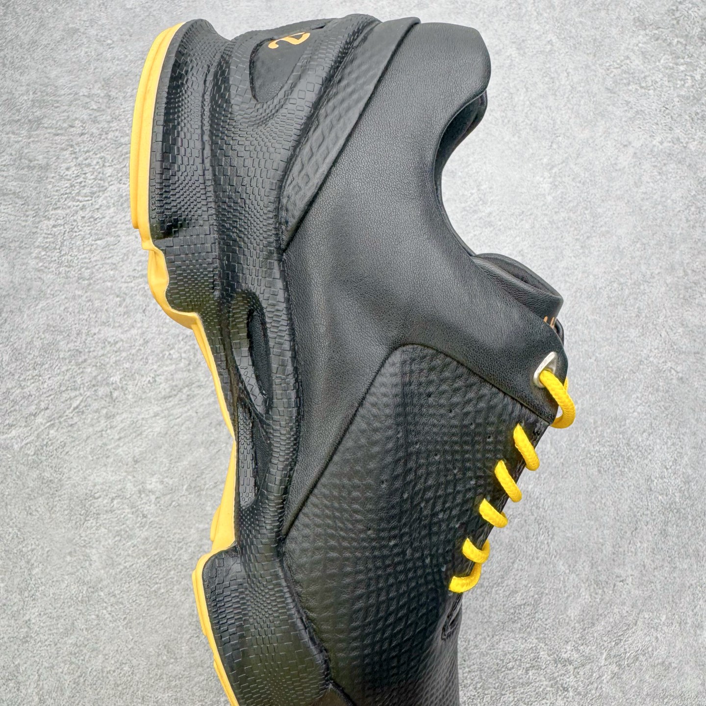 图片[6]-＃GD广顶 ecco爱步 Biom C 牛皮 户外运动 健步 轻盈舒适 减震耐磨 低帮 登山鞋/徒步鞋 独家注塑工艺 渠道原单 实体代购指定版本 真全头层牛皮 PK市面上任何版本 24小时现货供应 进口原料牛皮 莞产超级顶货 新配色陆续上架 产品只会越做越漂亮 鞋头采用原版一致工艺 又甩又用线条的效果目前这个技术市面上的任何版本都达不到这个效果 原版私模开发 细节一步到位不敢说百分百 保证有百分之98还原 慢工出细活 好的产品不怕晚 这次的开发针对艺术家 收藏家 高品质 的人群 水染粒面小牛皮材质 和针车间距都是极致还原 顶级头层的小牛皮 质感无敌 奢侈品的触感 搭配专柜最新全套包装 双种配件卡片 细节诠释 一件不落 不计成本的打磨产品的细节 再微小的细节也会还原 ECCO以三大核心特征为依托：北欧设计风格、鞋履制作、积极的生活方式。北欧设计风格：北欧设计特点是独特、有格调、实用和简约，并且品质优良。鞋履制作：ECCO钟爱鞋履制作以及一切与鞋履制作相关的事物。积极的生活方式：ECCO的创始人希望制作出的鞋履无需磨合，即可完美贴合脚型，帮助人们享受行走的乐趣。ECCO的成功源自其产品质量和创新的技术水平，恪守“鞋遵循双足”的设计理念，将的舒适度和风格融为一体。ECCO跑遍全世界寻找创新的原料。从制革制鞋一体化的设置，源头上控制皮革质量，确保对人体无害。尺码：38 39 40 41 42 43 44（皮鞋码）-选品中心