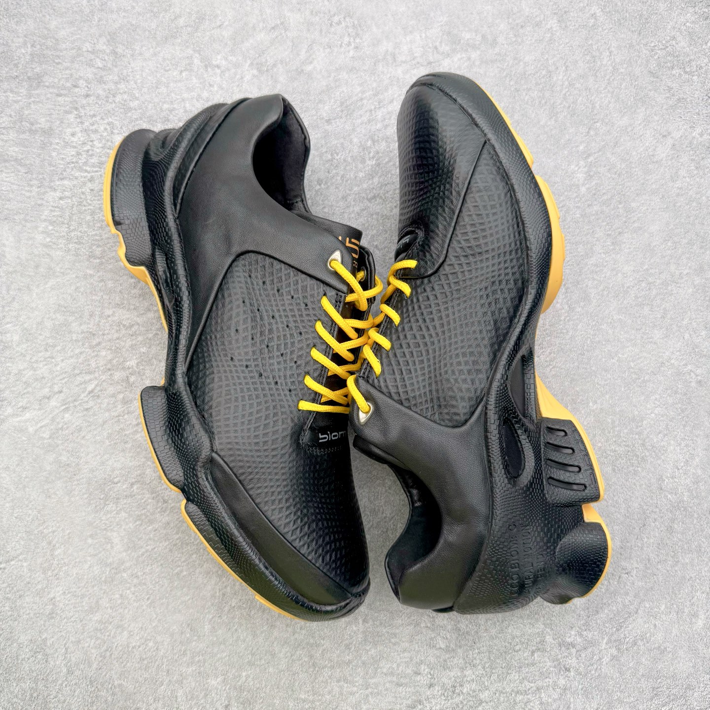 图片[3]-＃GD广顶 ecco爱步 Biom C 牛皮 户外运动 健步 轻盈舒适 减震耐磨 低帮 登山鞋/徒步鞋 独家注塑工艺 渠道原单 实体代购指定版本 真全头层牛皮 PK市面上任何版本 24小时现货供应 进口原料牛皮 莞产超级顶货 新配色陆续上架 产品只会越做越漂亮 鞋头采用原版一致工艺 又甩又用线条的效果目前这个技术市面上的任何版本都达不到这个效果 原版私模开发 细节一步到位不敢说百分百 保证有百分之98还原 慢工出细活 好的产品不怕晚 这次的开发针对艺术家 收藏家 高品质 的人群 水染粒面小牛皮材质 和针车间距都是极致还原 顶级头层的小牛皮 质感无敌 奢侈品的触感 搭配专柜最新全套包装 双种配件卡片 细节诠释 一件不落 不计成本的打磨产品的细节 再微小的细节也会还原 ECCO以三大核心特征为依托：北欧设计风格、鞋履制作、积极的生活方式。北欧设计风格：北欧设计特点是独特、有格调、实用和简约，并且品质优良。鞋履制作：ECCO钟爱鞋履制作以及一切与鞋履制作相关的事物。积极的生活方式：ECCO的创始人希望制作出的鞋履无需磨合，即可完美贴合脚型，帮助人们享受行走的乐趣。ECCO的成功源自其产品质量和创新的技术水平，恪守“鞋遵循双足”的设计理念，将的舒适度和风格融为一体。ECCO跑遍全世界寻找创新的原料。从制革制鞋一体化的设置，源头上控制皮革质量，确保对人体无害。尺码：38 39 40 41 42 43 44（皮鞋码）-选品中心