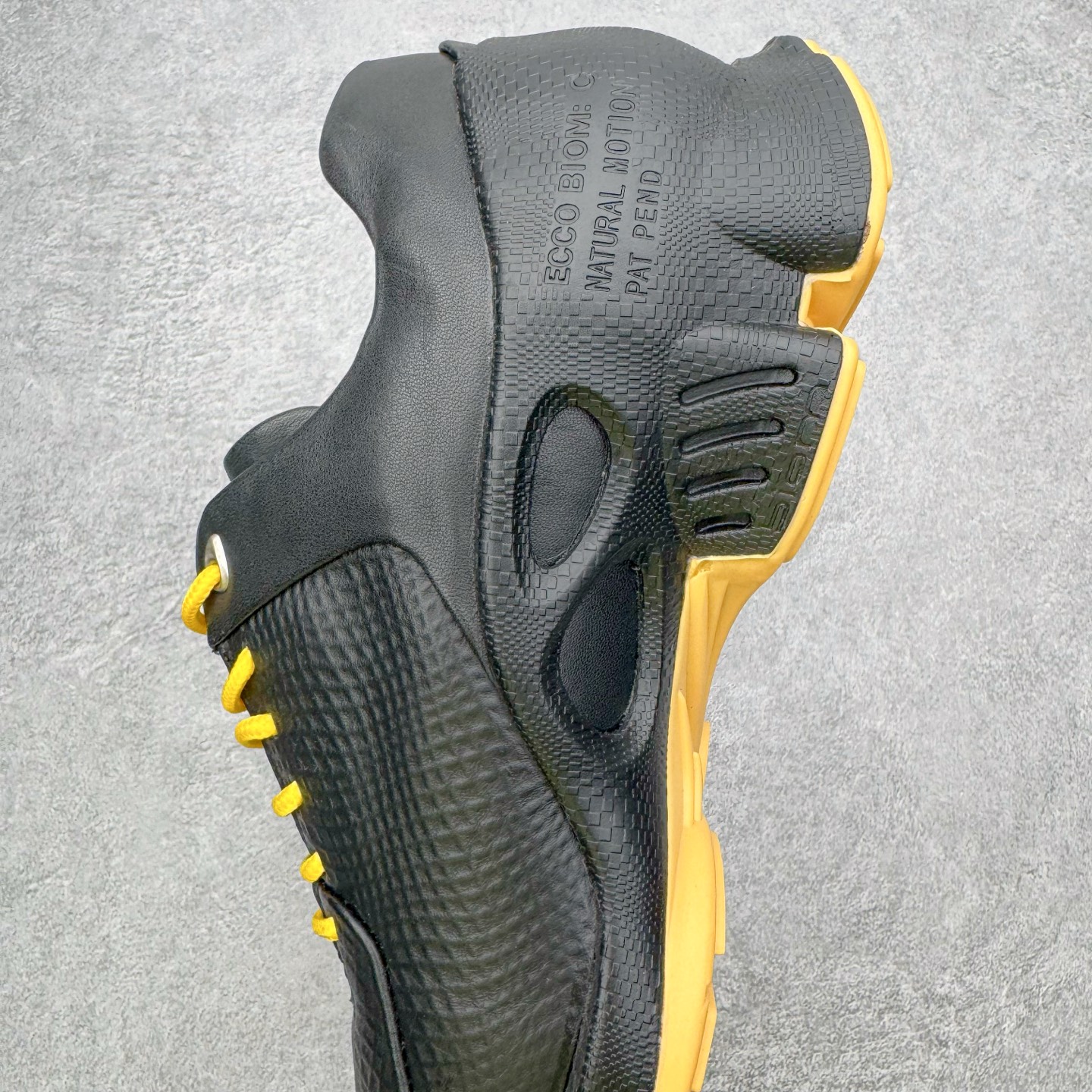 图片[7]-＃GD广顶 ecco爱步 Biom C 牛皮 户外运动 健步 轻盈舒适 减震耐磨 低帮 登山鞋/徒步鞋 独家注塑工艺 渠道原单 实体代购指定版本 真全头层牛皮 PK市面上任何版本 24小时现货供应 进口原料牛皮 莞产超级顶货 新配色陆续上架 产品只会越做越漂亮 鞋头采用原版一致工艺 又甩又用线条的效果目前这个技术市面上的任何版本都达不到这个效果 原版私模开发 细节一步到位不敢说百分百 保证有百分之98还原 慢工出细活 好的产品不怕晚 这次的开发针对艺术家 收藏家 高品质 的人群 水染粒面小牛皮材质 和针车间距都是极致还原 顶级头层的小牛皮 质感无敌 奢侈品的触感 搭配专柜最新全套包装 双种配件卡片 细节诠释 一件不落 不计成本的打磨产品的细节 再微小的细节也会还原 ECCO以三大核心特征为依托：北欧设计风格、鞋履制作、积极的生活方式。北欧设计风格：北欧设计特点是独特、有格调、实用和简约，并且品质优良。鞋履制作：ECCO钟爱鞋履制作以及一切与鞋履制作相关的事物。积极的生活方式：ECCO的创始人希望制作出的鞋履无需磨合，即可完美贴合脚型，帮助人们享受行走的乐趣。ECCO的成功源自其产品质量和创新的技术水平，恪守“鞋遵循双足”的设计理念，将的舒适度和风格融为一体。ECCO跑遍全世界寻找创新的原料。从制革制鞋一体化的设置，源头上控制皮革质量，确保对人体无害。尺码：38 39 40 41 42 43 44（皮鞋码）-选品中心