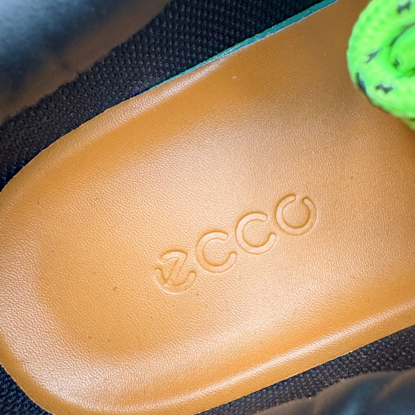 图片[11]-＃GD广顶 ecco爱步 踪迹30 牛皮 时尚百搭 低帮 生活休闲鞋 独家注塑工艺 渠道原单 实体代购指定版本 真全头层牛皮 PK市面上任何版本 24小时现货供应 进口原料牛皮 莞产超级顶货 新配色陆续上架 产品只会越做越漂亮 鞋头采用原版一致工艺 又甩又用线条的效果目前这个技术市面上的任何版本都达不到这个效果 原版私模开发 细节一步到位不敢说百分百 保证有百分之98还原 慢工出细活 好的产品不怕晚 这次的开发针对艺术家 收藏家 高品质 的人群 水染粒面小牛皮材质 和针车间距都是极致还原 顶级头层的小牛皮 质感无敌 奢侈品的触感 搭配专柜最新全套包装 双种配件卡片 细节诠释 一件不落 不计成本的打磨产品的细节 再微小的细节也会还原 ECCO以三大核心特征为依托：北欧设计风格、鞋履制作、积极的生活方式。北欧设计风格：北欧设计特点是独特、有格调、实用和简约，并且品质优良。鞋履制作：ECCO钟爱鞋履制作以及一切与鞋履制作相关的事物。积极的生活方式：ECCO的创始人希望制作出的鞋履无需磨合，即可完美贴合脚型，帮助人们享受行走的乐趣。ECCO的成功源自其产品质量和创新的技术水平，恪守“鞋遵循双足”的设计理念，将的舒适度和风格融为一体。ECCO跑遍全世界寻找创新的原料。从制革制鞋一体化的设置，源头上控制皮革质量，确保对人体无害。尺码：38 39 40 41 42 43 44（皮鞋码）-选品中心