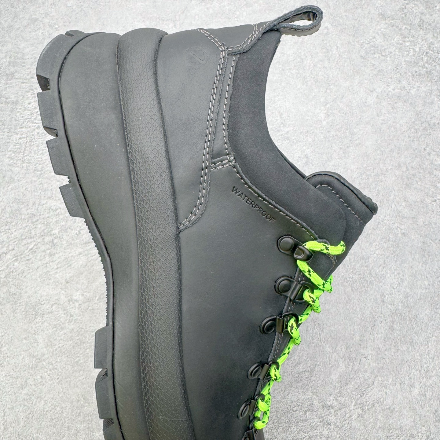 图片[6]-＃GD广顶 ecco爱步 踪迹30 牛皮 时尚百搭 低帮 生活休闲鞋 独家注塑工艺 渠道原单 实体代购指定版本 真全头层牛皮 PK市面上任何版本 24小时现货供应 进口原料牛皮 莞产超级顶货 新配色陆续上架 产品只会越做越漂亮 鞋头采用原版一致工艺 又甩又用线条的效果目前这个技术市面上的任何版本都达不到这个效果 原版私模开发 细节一步到位不敢说百分百 保证有百分之98还原 慢工出细活 好的产品不怕晚 这次的开发针对艺术家 收藏家 高品质 的人群 水染粒面小牛皮材质 和针车间距都是极致还原 顶级头层的小牛皮 质感无敌 奢侈品的触感 搭配专柜最新全套包装 双种配件卡片 细节诠释 一件不落 不计成本的打磨产品的细节 再微小的细节也会还原 ECCO以三大核心特征为依托：北欧设计风格、鞋履制作、积极的生活方式。北欧设计风格：北欧设计特点是独特、有格调、实用和简约，并且品质优良。鞋履制作：ECCO钟爱鞋履制作以及一切与鞋履制作相关的事物。积极的生活方式：ECCO的创始人希望制作出的鞋履无需磨合，即可完美贴合脚型，帮助人们享受行走的乐趣。ECCO的成功源自其产品质量和创新的技术水平，恪守“鞋遵循双足”的设计理念，将的舒适度和风格融为一体。ECCO跑遍全世界寻找创新的原料。从制革制鞋一体化的设置，源头上控制皮革质量，确保对人体无害。尺码：38 39 40 41 42 43 44（皮鞋码）-选品中心