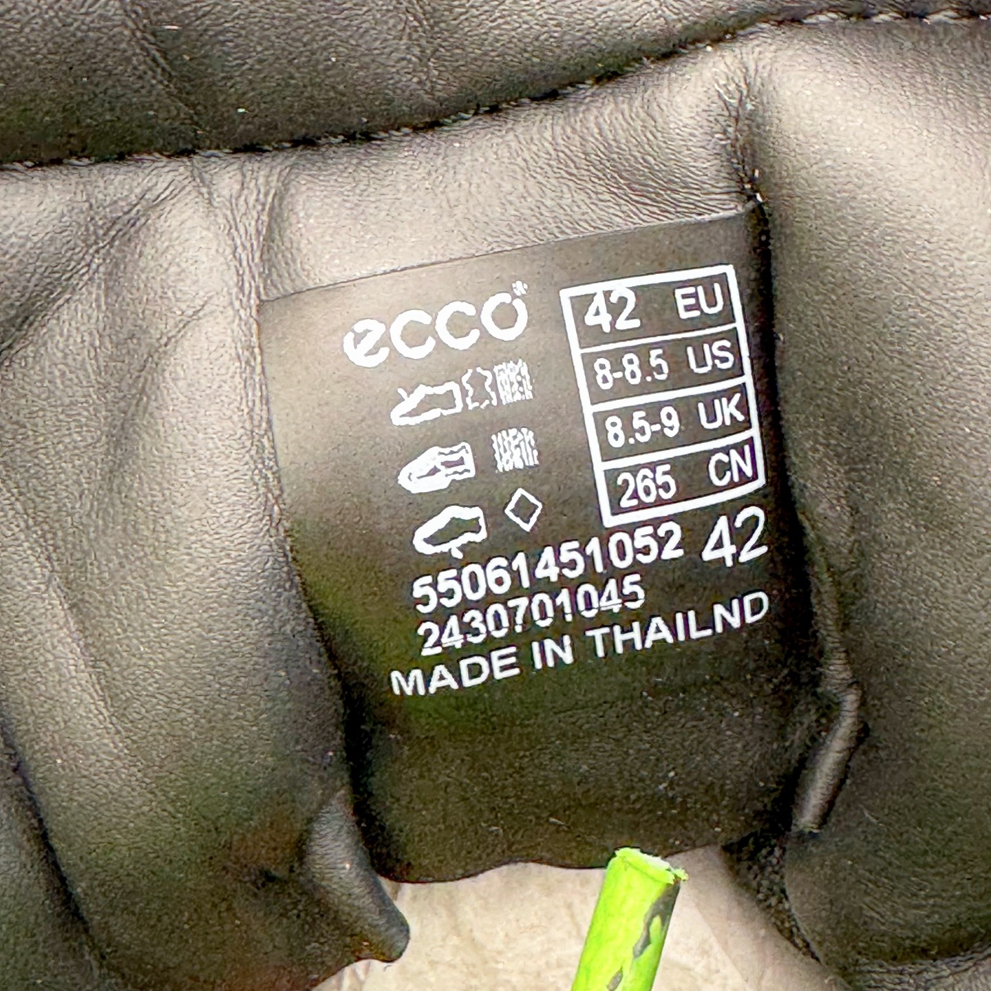 图片[12]-＃GD广顶 ecco爱步 踪迹30 牛皮 时尚百搭 低帮 生活休闲鞋 独家注塑工艺 渠道原单 实体代购指定版本 真全头层牛皮 PK市面上任何版本 24小时现货供应 进口原料牛皮 莞产超级顶货 新配色陆续上架 产品只会越做越漂亮 鞋头采用原版一致工艺 又甩又用线条的效果目前这个技术市面上的任何版本都达不到这个效果 原版私模开发 细节一步到位不敢说百分百 保证有百分之98还原 慢工出细活 好的产品不怕晚 这次的开发针对艺术家 收藏家 高品质 的人群 水染粒面小牛皮材质 和针车间距都是极致还原 顶级头层的小牛皮 质感无敌 奢侈品的触感 搭配专柜最新全套包装 双种配件卡片 细节诠释 一件不落 不计成本的打磨产品的细节 再微小的细节也会还原 ECCO以三大核心特征为依托：北欧设计风格、鞋履制作、积极的生活方式。北欧设计风格：北欧设计特点是独特、有格调、实用和简约，并且品质优良。鞋履制作：ECCO钟爱鞋履制作以及一切与鞋履制作相关的事物。积极的生活方式：ECCO的创始人希望制作出的鞋履无需磨合，即可完美贴合脚型，帮助人们享受行走的乐趣。ECCO的成功源自其产品质量和创新的技术水平，恪守“鞋遵循双足”的设计理念，将的舒适度和风格融为一体。ECCO跑遍全世界寻找创新的原料。从制革制鞋一体化的设置，源头上控制皮革质量，确保对人体无害。尺码：38 39 40 41 42 43 44（皮鞋码）-选品中心