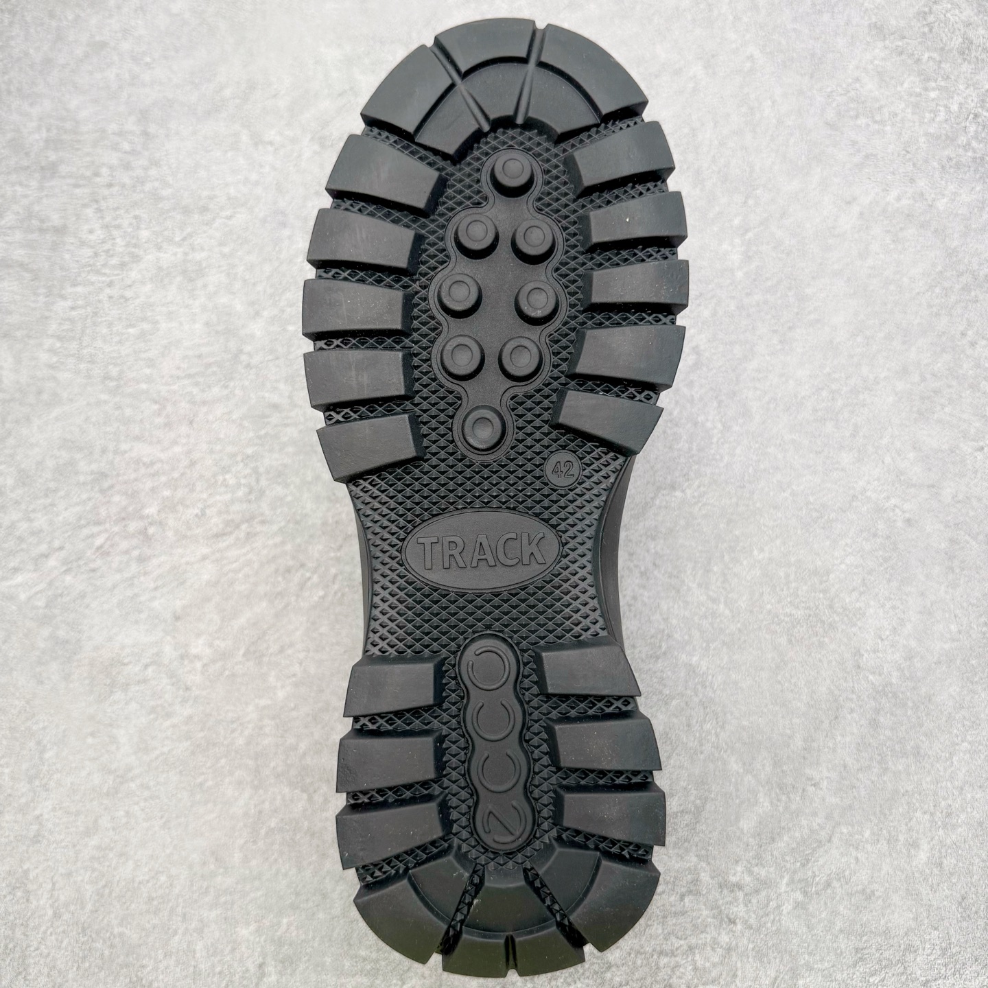 图片[9]-＃GD广顶 ecco爱步 踪迹30 牛皮 时尚百搭 低帮 生活休闲鞋 独家注塑工艺 渠道原单 实体代购指定版本 真全头层牛皮 PK市面上任何版本 24小时现货供应 进口原料牛皮 莞产超级顶货 新配色陆续上架 产品只会越做越漂亮 鞋头采用原版一致工艺 又甩又用线条的效果目前这个技术市面上的任何版本都达不到这个效果 原版私模开发 细节一步到位不敢说百分百 保证有百分之98还原 慢工出细活 好的产品不怕晚 这次的开发针对艺术家 收藏家 高品质 的人群 水染粒面小牛皮材质 和针车间距都是极致还原 顶级头层的小牛皮 质感无敌 奢侈品的触感 搭配专柜最新全套包装 双种配件卡片 细节诠释 一件不落 不计成本的打磨产品的细节 再微小的细节也会还原 ECCO以三大核心特征为依托：北欧设计风格、鞋履制作、积极的生活方式。北欧设计风格：北欧设计特点是独特、有格调、实用和简约，并且品质优良。鞋履制作：ECCO钟爱鞋履制作以及一切与鞋履制作相关的事物。积极的生活方式：ECCO的创始人希望制作出的鞋履无需磨合，即可完美贴合脚型，帮助人们享受行走的乐趣。ECCO的成功源自其产品质量和创新的技术水平，恪守“鞋遵循双足”的设计理念，将的舒适度和风格融为一体。ECCO跑遍全世界寻找创新的原料。从制革制鞋一体化的设置，源头上控制皮革质量，确保对人体无害。尺码：38 39 40 41 42 43 44（皮鞋码）-选品中心