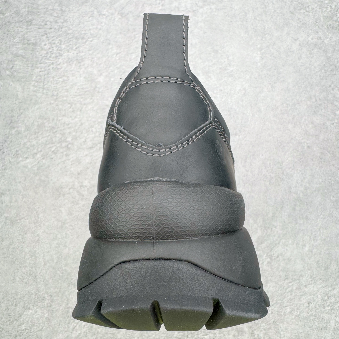 图片[8]-＃GD广顶 ecco爱步 踪迹30 牛皮 时尚百搭 低帮 生活休闲鞋 独家注塑工艺 渠道原单 实体代购指定版本 真全头层牛皮 PK市面上任何版本 24小时现货供应 进口原料牛皮 莞产超级顶货 新配色陆续上架 产品只会越做越漂亮 鞋头采用原版一致工艺 又甩又用线条的效果目前这个技术市面上的任何版本都达不到这个效果 原版私模开发 细节一步到位不敢说百分百 保证有百分之98还原 慢工出细活 好的产品不怕晚 这次的开发针对艺术家 收藏家 高品质 的人群 水染粒面小牛皮材质 和针车间距都是极致还原 顶级头层的小牛皮 质感无敌 奢侈品的触感 搭配专柜最新全套包装 双种配件卡片 细节诠释 一件不落 不计成本的打磨产品的细节 再微小的细节也会还原 ECCO以三大核心特征为依托：北欧设计风格、鞋履制作、积极的生活方式。北欧设计风格：北欧设计特点是独特、有格调、实用和简约，并且品质优良。鞋履制作：ECCO钟爱鞋履制作以及一切与鞋履制作相关的事物。积极的生活方式：ECCO的创始人希望制作出的鞋履无需磨合，即可完美贴合脚型，帮助人们享受行走的乐趣。ECCO的成功源自其产品质量和创新的技术水平，恪守“鞋遵循双足”的设计理念，将的舒适度和风格融为一体。ECCO跑遍全世界寻找创新的原料。从制革制鞋一体化的设置，源头上控制皮革质量，确保对人体无害。尺码：38 39 40 41 42 43 44（皮鞋码）-选品中心