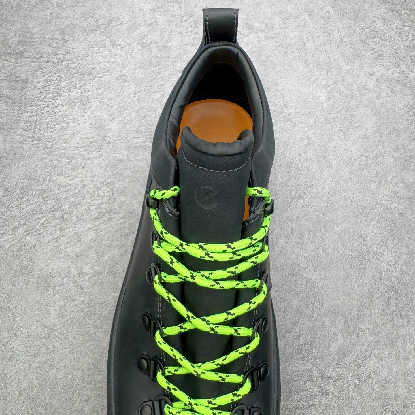 图片[5]-＃GD广顶 ecco爱步 踪迹30 牛皮 时尚百搭 低帮 生活休闲鞋 独家注塑工艺 渠道原单 实体代购指定版本 真全头层牛皮 PK市面上任何版本 24小时现货供应 进口原料牛皮 莞产超级顶货 新配色陆续上架 产品只会越做越漂亮 鞋头采用原版一致工艺 又甩又用线条的效果目前这个技术市面上的任何版本都达不到这个效果 原版私模开发 细节一步到位不敢说百分百 保证有百分之98还原 慢工出细活 好的产品不怕晚 这次的开发针对艺术家 收藏家 高品质 的人群 水染粒面小牛皮材质 和针车间距都是极致还原 顶级头层的小牛皮 质感无敌 奢侈品的触感 搭配专柜最新全套包装 双种配件卡片 细节诠释 一件不落 不计成本的打磨产品的细节 再微小的细节也会还原 ECCO以三大核心特征为依托：北欧设计风格、鞋履制作、积极的生活方式。北欧设计风格：北欧设计特点是独特、有格调、实用和简约，并且品质优良。鞋履制作：ECCO钟爱鞋履制作以及一切与鞋履制作相关的事物。积极的生活方式：ECCO的创始人希望制作出的鞋履无需磨合，即可完美贴合脚型，帮助人们享受行走的乐趣。ECCO的成功源自其产品质量和创新的技术水平，恪守“鞋遵循双足”的设计理念，将的舒适度和风格融为一体。ECCO跑遍全世界寻找创新的原料。从制革制鞋一体化的设置，源头上控制皮革质量，确保对人体无害。尺码：38 39 40 41 42 43 44（皮鞋码）-选品中心