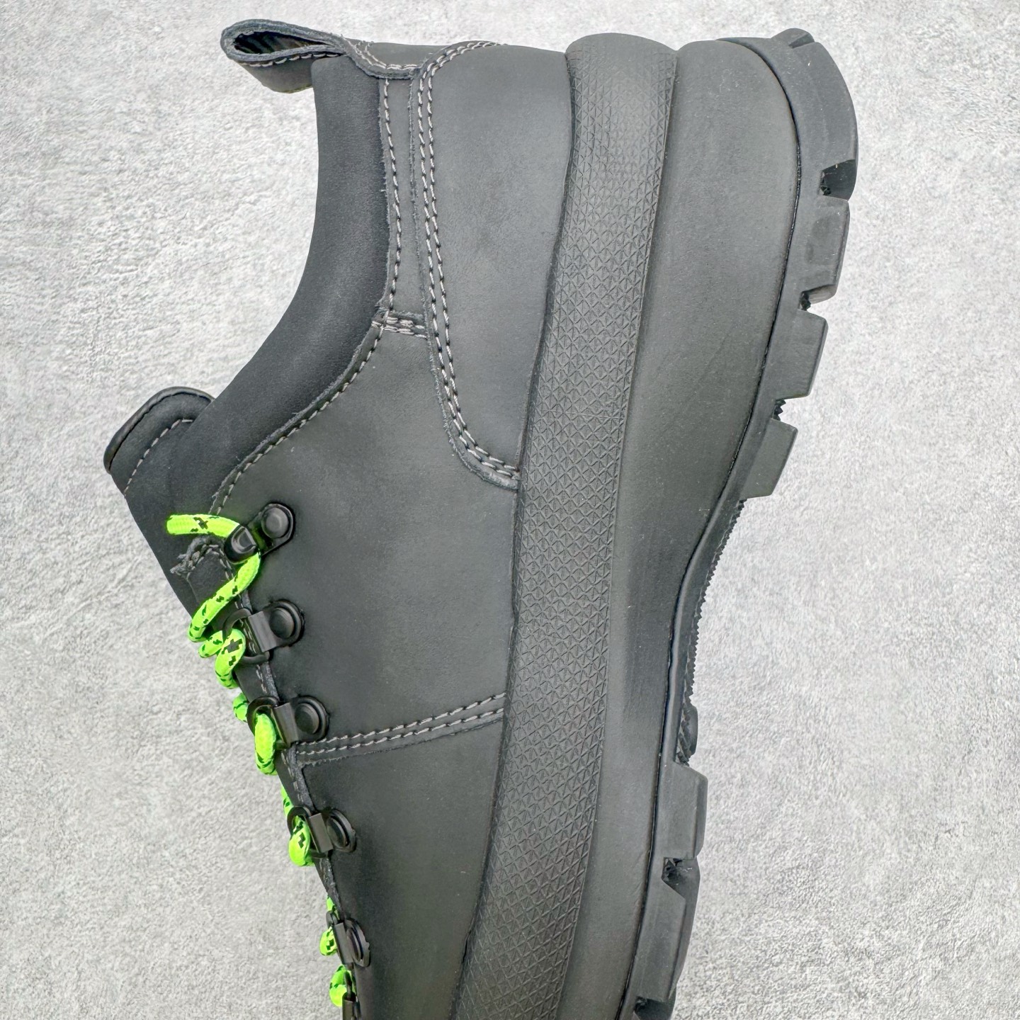 图片[7]-＃GD广顶 ecco爱步 踪迹30 牛皮 时尚百搭 低帮 生活休闲鞋 独家注塑工艺 渠道原单 实体代购指定版本 真全头层牛皮 PK市面上任何版本 24小时现货供应 进口原料牛皮 莞产超级顶货 新配色陆续上架 产品只会越做越漂亮 鞋头采用原版一致工艺 又甩又用线条的效果目前这个技术市面上的任何版本都达不到这个效果 原版私模开发 细节一步到位不敢说百分百 保证有百分之98还原 慢工出细活 好的产品不怕晚 这次的开发针对艺术家 收藏家 高品质 的人群 水染粒面小牛皮材质 和针车间距都是极致还原 顶级头层的小牛皮 质感无敌 奢侈品的触感 搭配专柜最新全套包装 双种配件卡片 细节诠释 一件不落 不计成本的打磨产品的细节 再微小的细节也会还原 ECCO以三大核心特征为依托：北欧设计风格、鞋履制作、积极的生活方式。北欧设计风格：北欧设计特点是独特、有格调、实用和简约，并且品质优良。鞋履制作：ECCO钟爱鞋履制作以及一切与鞋履制作相关的事物。积极的生活方式：ECCO的创始人希望制作出的鞋履无需磨合，即可完美贴合脚型，帮助人们享受行走的乐趣。ECCO的成功源自其产品质量和创新的技术水平，恪守“鞋遵循双足”的设计理念，将的舒适度和风格融为一体。ECCO跑遍全世界寻找创新的原料。从制革制鞋一体化的设置，源头上控制皮革质量，确保对人体无害。尺码：38 39 40 41 42 43 44（皮鞋码）-选品中心