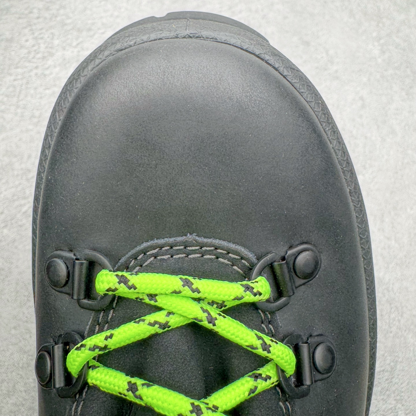 图片[14]-＃GD广顶 ecco爱步 踪迹30 牛皮 时尚百搭 低帮 生活休闲鞋 独家注塑工艺 渠道原单 实体代购指定版本 真全头层牛皮 PK市面上任何版本 24小时现货供应 进口原料牛皮 莞产超级顶货 新配色陆续上架 产品只会越做越漂亮 鞋头采用原版一致工艺 又甩又用线条的效果目前这个技术市面上的任何版本都达不到这个效果 原版私模开发 细节一步到位不敢说百分百 保证有百分之98还原 慢工出细活 好的产品不怕晚 这次的开发针对艺术家 收藏家 高品质 的人群 水染粒面小牛皮材质 和针车间距都是极致还原 顶级头层的小牛皮 质感无敌 奢侈品的触感 搭配专柜最新全套包装 双种配件卡片 细节诠释 一件不落 不计成本的打磨产品的细节 再微小的细节也会还原 ECCO以三大核心特征为依托：北欧设计风格、鞋履制作、积极的生活方式。北欧设计风格：北欧设计特点是独特、有格调、实用和简约，并且品质优良。鞋履制作：ECCO钟爱鞋履制作以及一切与鞋履制作相关的事物。积极的生活方式：ECCO的创始人希望制作出的鞋履无需磨合，即可完美贴合脚型，帮助人们享受行走的乐趣。ECCO的成功源自其产品质量和创新的技术水平，恪守“鞋遵循双足”的设计理念，将的舒适度和风格融为一体。ECCO跑遍全世界寻找创新的原料。从制革制鞋一体化的设置，源头上控制皮革质量，确保对人体无害。尺码：38 39 40 41 42 43 44（皮鞋码）-选品中心