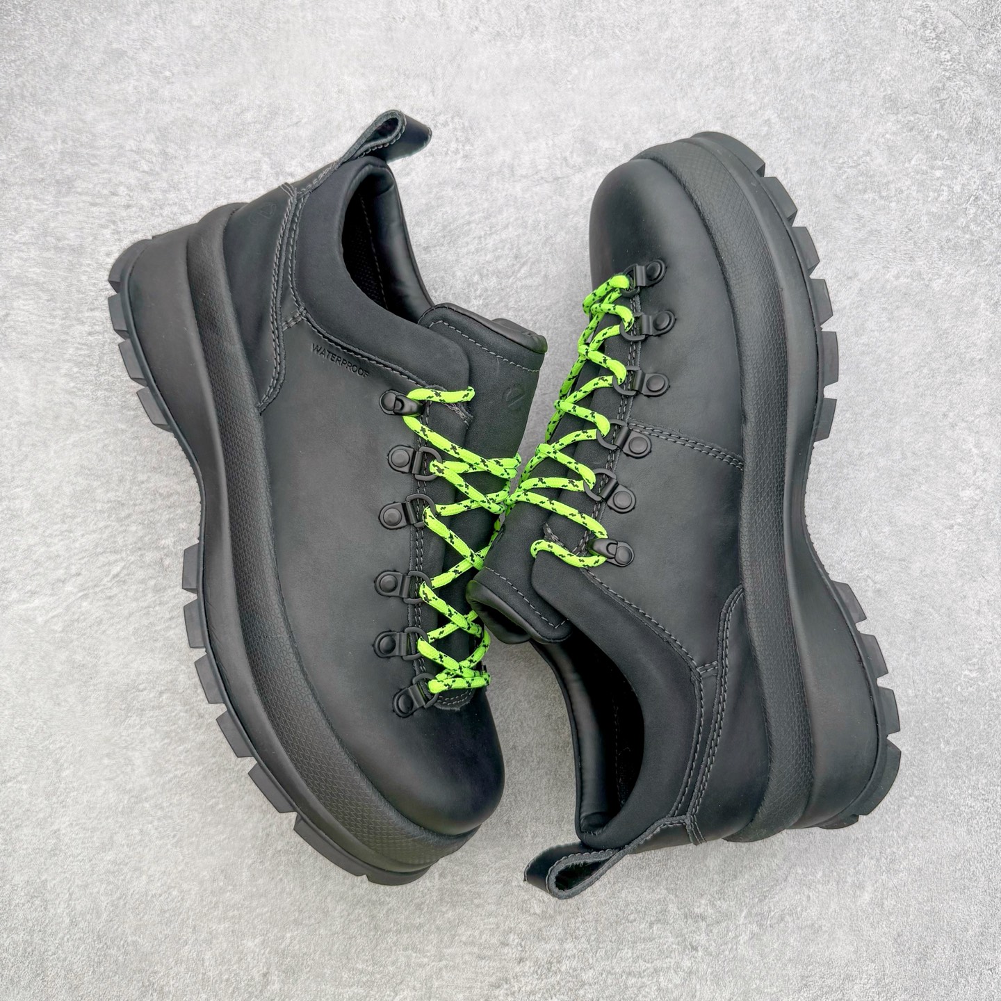 图片[3]-＃GD广顶 ecco爱步 踪迹30 牛皮 时尚百搭 低帮 生活休闲鞋 独家注塑工艺 渠道原单 实体代购指定版本 真全头层牛皮 PK市面上任何版本 24小时现货供应 进口原料牛皮 莞产超级顶货 新配色陆续上架 产品只会越做越漂亮 鞋头采用原版一致工艺 又甩又用线条的效果目前这个技术市面上的任何版本都达不到这个效果 原版私模开发 细节一步到位不敢说百分百 保证有百分之98还原 慢工出细活 好的产品不怕晚 这次的开发针对艺术家 收藏家 高品质 的人群 水染粒面小牛皮材质 和针车间距都是极致还原 顶级头层的小牛皮 质感无敌 奢侈品的触感 搭配专柜最新全套包装 双种配件卡片 细节诠释 一件不落 不计成本的打磨产品的细节 再微小的细节也会还原 ECCO以三大核心特征为依托：北欧设计风格、鞋履制作、积极的生活方式。北欧设计风格：北欧设计特点是独特、有格调、实用和简约，并且品质优良。鞋履制作：ECCO钟爱鞋履制作以及一切与鞋履制作相关的事物。积极的生活方式：ECCO的创始人希望制作出的鞋履无需磨合，即可完美贴合脚型，帮助人们享受行走的乐趣。ECCO的成功源自其产品质量和创新的技术水平，恪守“鞋遵循双足”的设计理念，将的舒适度和风格融为一体。ECCO跑遍全世界寻找创新的原料。从制革制鞋一体化的设置，源头上控制皮革质量，确保对人体无害。尺码：38 39 40 41 42 43 44（皮鞋码）-选品中心