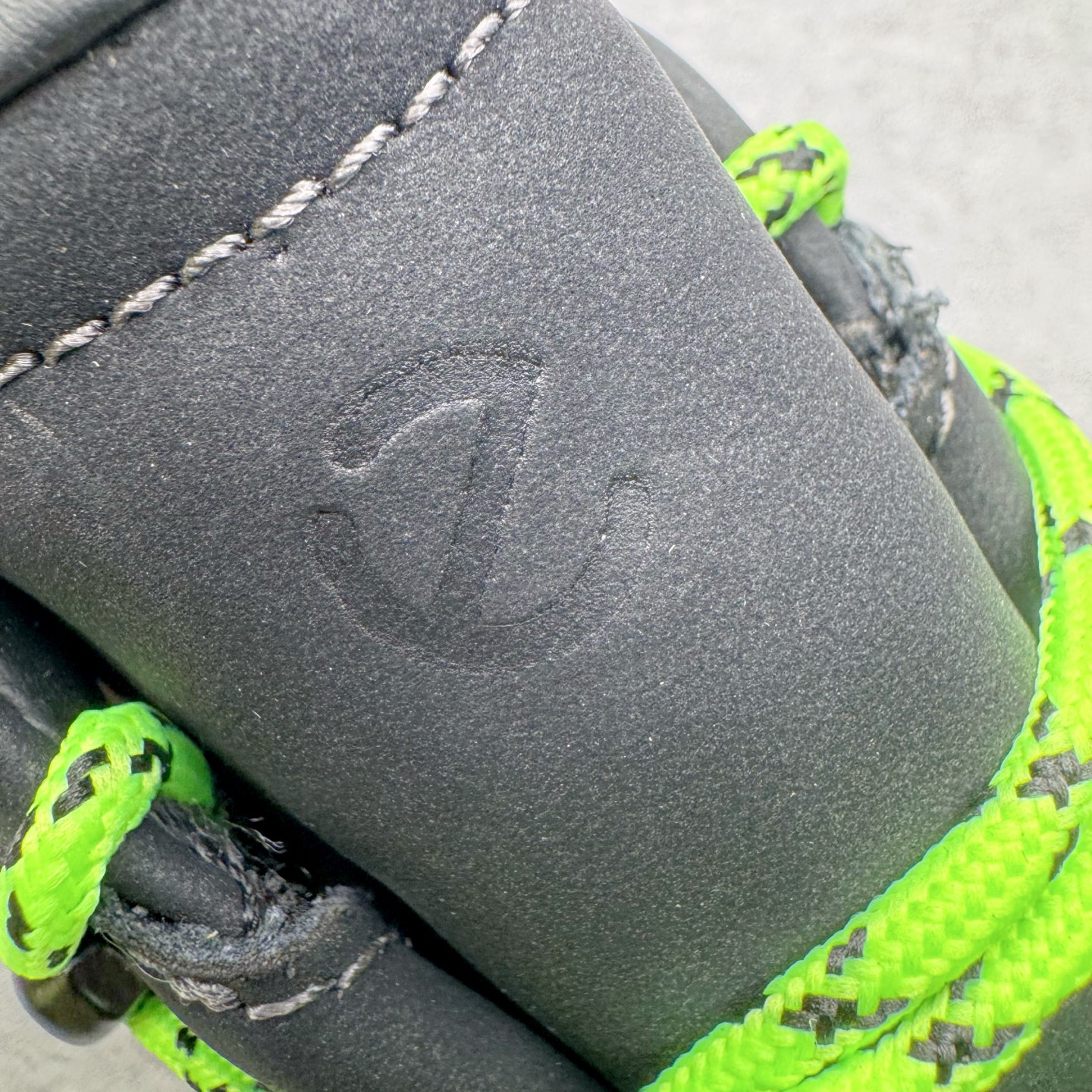 图片[13]-＃GD广顶 ecco爱步 踪迹30 牛皮 时尚百搭 低帮 生活休闲鞋 独家注塑工艺 渠道原单 实体代购指定版本 真全头层牛皮 PK市面上任何版本 24小时现货供应 进口原料牛皮 莞产超级顶货 新配色陆续上架 产品只会越做越漂亮 鞋头采用原版一致工艺 又甩又用线条的效果目前这个技术市面上的任何版本都达不到这个效果 原版私模开发 细节一步到位不敢说百分百 保证有百分之98还原 慢工出细活 好的产品不怕晚 这次的开发针对艺术家 收藏家 高品质 的人群 水染粒面小牛皮材质 和针车间距都是极致还原 顶级头层的小牛皮 质感无敌 奢侈品的触感 搭配专柜最新全套包装 双种配件卡片 细节诠释 一件不落 不计成本的打磨产品的细节 再微小的细节也会还原 ECCO以三大核心特征为依托：北欧设计风格、鞋履制作、积极的生活方式。北欧设计风格：北欧设计特点是独特、有格调、实用和简约，并且品质优良。鞋履制作：ECCO钟爱鞋履制作以及一切与鞋履制作相关的事物。积极的生活方式：ECCO的创始人希望制作出的鞋履无需磨合，即可完美贴合脚型，帮助人们享受行走的乐趣。ECCO的成功源自其产品质量和创新的技术水平，恪守“鞋遵循双足”的设计理念，将的舒适度和风格融为一体。ECCO跑遍全世界寻找创新的原料。从制革制鞋一体化的设置，源头上控制皮革质量，确保对人体无害。尺码：38 39 40 41 42 43 44（皮鞋码）-选品中心