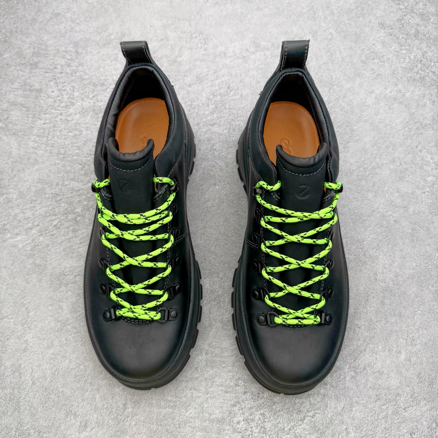 图片[2]-＃GD广顶 ecco爱步 踪迹30 牛皮 时尚百搭 低帮 生活休闲鞋 独家注塑工艺 渠道原单 实体代购指定版本 真全头层牛皮 PK市面上任何版本 24小时现货供应 进口原料牛皮 莞产超级顶货 新配色陆续上架 产品只会越做越漂亮 鞋头采用原版一致工艺 又甩又用线条的效果目前这个技术市面上的任何版本都达不到这个效果 原版私模开发 细节一步到位不敢说百分百 保证有百分之98还原 慢工出细活 好的产品不怕晚 这次的开发针对艺术家 收藏家 高品质 的人群 水染粒面小牛皮材质 和针车间距都是极致还原 顶级头层的小牛皮 质感无敌 奢侈品的触感 搭配专柜最新全套包装 双种配件卡片 细节诠释 一件不落 不计成本的打磨产品的细节 再微小的细节也会还原 ECCO以三大核心特征为依托：北欧设计风格、鞋履制作、积极的生活方式。北欧设计风格：北欧设计特点是独特、有格调、实用和简约，并且品质优良。鞋履制作：ECCO钟爱鞋履制作以及一切与鞋履制作相关的事物。积极的生活方式：ECCO的创始人希望制作出的鞋履无需磨合，即可完美贴合脚型，帮助人们享受行走的乐趣。ECCO的成功源自其产品质量和创新的技术水平，恪守“鞋遵循双足”的设计理念，将的舒适度和风格融为一体。ECCO跑遍全世界寻找创新的原料。从制革制鞋一体化的设置，源头上控制皮革质量，确保对人体无害。尺码：38 39 40 41 42 43 44（皮鞋码）-选品中心