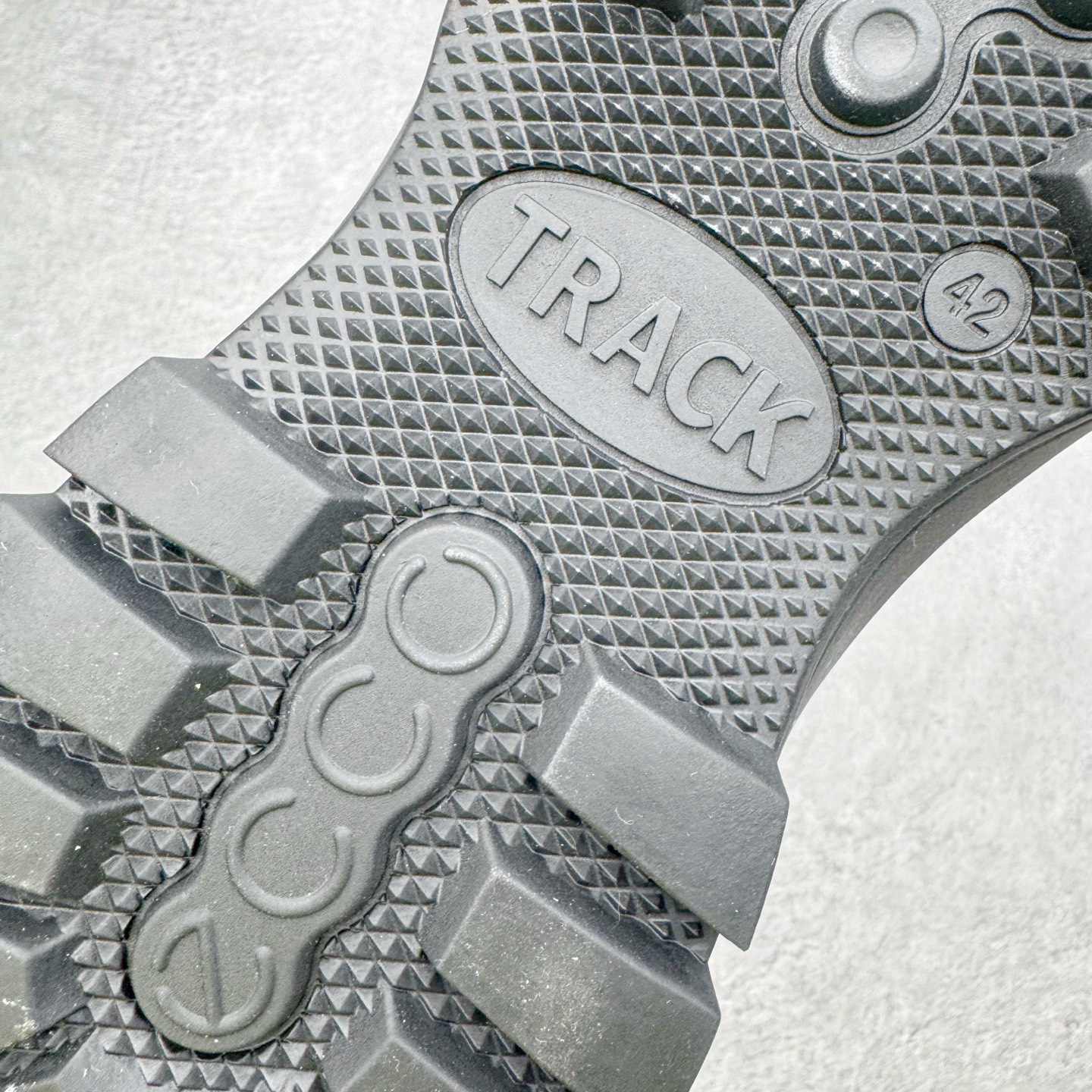 图片[17]-＃GD广顶 ecco爱步 踪迹30 牛皮 时尚百搭 低帮 生活休闲鞋 独家注塑工艺 渠道原单 实体代购指定版本 真全头层牛皮 PK市面上任何版本 24小时现货供应 进口原料牛皮 莞产超级顶货 新配色陆续上架 产品只会越做越漂亮 鞋头采用原版一致工艺 又甩又用线条的效果目前这个技术市面上的任何版本都达不到这个效果 原版私模开发 细节一步到位不敢说百分百 保证有百分之98还原 慢工出细活 好的产品不怕晚 这次的开发针对艺术家 收藏家 高品质 的人群 水染粒面小牛皮材质 和针车间距都是极致还原 顶级头层的小牛皮 质感无敌 奢侈品的触感 搭配专柜最新全套包装 双种配件卡片 细节诠释 一件不落 不计成本的打磨产品的细节 再微小的细节也会还原 ECCO以三大核心特征为依托：北欧设计风格、鞋履制作、积极的生活方式。北欧设计风格：北欧设计特点是独特、有格调、实用和简约，并且品质优良。鞋履制作：ECCO钟爱鞋履制作以及一切与鞋履制作相关的事物。积极的生活方式：ECCO的创始人希望制作出的鞋履无需磨合，即可完美贴合脚型，帮助人们享受行走的乐趣。ECCO的成功源自其产品质量和创新的技术水平，恪守“鞋遵循双足”的设计理念，将的舒适度和风格融为一体。ECCO跑遍全世界寻找创新的原料。从制革制鞋一体化的设置，源头上控制皮革质量，确保对人体无害。尺码：38 39 40 41 42 43 44（皮鞋码）-选品中心