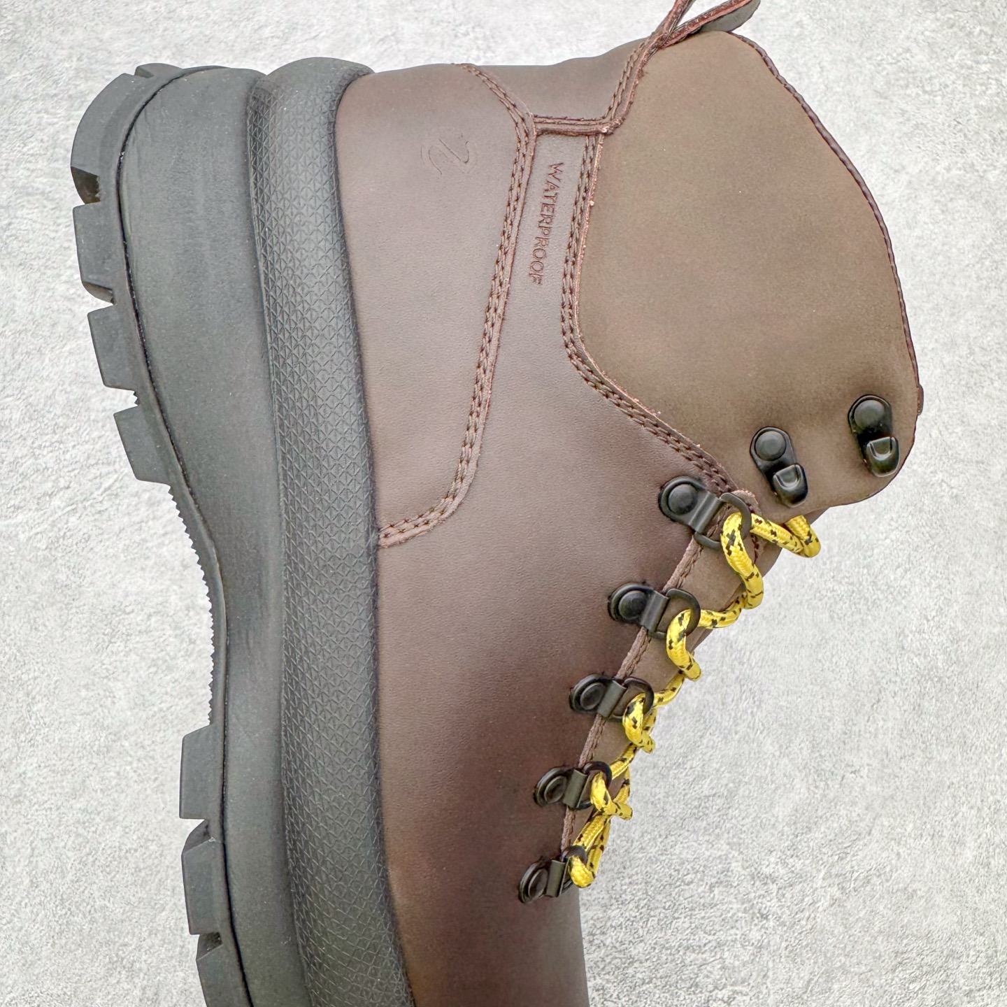 图片[6]-＃GD广顶 ecco爱步 踪迹30 牛皮 时尚百搭 高帮 生活休闲鞋马丁靴 独家注塑工艺 渠道原单 实体代购指定版本 真全头层牛皮 PK市面上任何版本 24小时现货供应 进口原料牛皮 莞产超级顶货 新配色陆续上架 产品只会越做越漂亮 鞋头采用原版一致工艺 又甩又用线条的效果目前这个技术市面上的任何版本都达不到这个效果 原版私模开发 细节一步到位不敢说百分百 保证有百分之98还原 慢工出细活 好的产品不怕晚 这次的开发针对艺术家 收藏家 高品质 的人群 水染粒面小牛皮材质 和针车间距都是极致还原 顶级头层的小牛皮 质感无敌 奢侈品的触感 搭配专柜最新全套包装 双种配件卡片 细节诠释 一件不落 不计成本的打磨产品的细节 再微小的细节也会还原 ECCO以三大核心特征为依托：北欧设计风格、鞋履制作、积极的生活方式。北欧设计风格：北欧设计特点是独特、有格调、实用和简约，并且品质优良。鞋履制作：ECCO钟爱鞋履制作以及一切与鞋履制作相关的事物。积极的生活方式：ECCO的创始人希望制作出的鞋履无需磨合，即可完美贴合脚型，帮助人们享受行走的乐趣。ECCO的成功源自其产品质量和创新的技术水平，恪守“鞋遵循双足”的设计理念，将的舒适度和风格融为一体。ECCO跑遍全世界寻找创新的原料。从制革制鞋一体化的设置，源头上控制皮革质量，确保对人体无害。尺码：38 39 40 41 42 43 44（皮鞋码）-选品中心