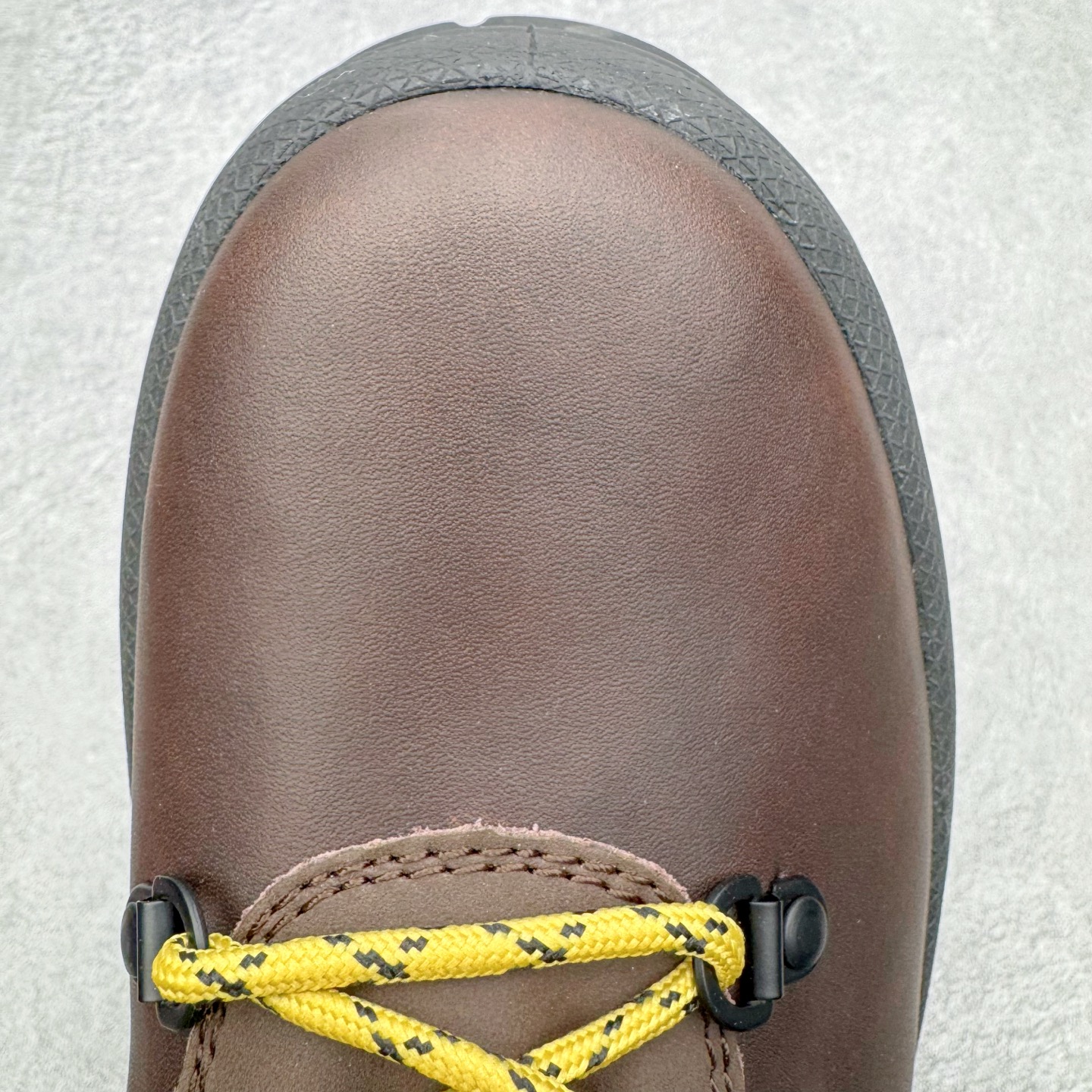 图片[14]-＃GD广顶 ecco爱步 踪迹30 牛皮 时尚百搭 高帮 生活休闲鞋马丁靴 独家注塑工艺 渠道原单 实体代购指定版本 真全头层牛皮 PK市面上任何版本 24小时现货供应 进口原料牛皮 莞产超级顶货 新配色陆续上架 产品只会越做越漂亮 鞋头采用原版一致工艺 又甩又用线条的效果目前这个技术市面上的任何版本都达不到这个效果 原版私模开发 细节一步到位不敢说百分百 保证有百分之98还原 慢工出细活 好的产品不怕晚 这次的开发针对艺术家 收藏家 高品质 的人群 水染粒面小牛皮材质 和针车间距都是极致还原 顶级头层的小牛皮 质感无敌 奢侈品的触感 搭配专柜最新全套包装 双种配件卡片 细节诠释 一件不落 不计成本的打磨产品的细节 再微小的细节也会还原 ECCO以三大核心特征为依托：北欧设计风格、鞋履制作、积极的生活方式。北欧设计风格：北欧设计特点是独特、有格调、实用和简约，并且品质优良。鞋履制作：ECCO钟爱鞋履制作以及一切与鞋履制作相关的事物。积极的生活方式：ECCO的创始人希望制作出的鞋履无需磨合，即可完美贴合脚型，帮助人们享受行走的乐趣。ECCO的成功源自其产品质量和创新的技术水平，恪守“鞋遵循双足”的设计理念，将的舒适度和风格融为一体。ECCO跑遍全世界寻找创新的原料。从制革制鞋一体化的设置，源头上控制皮革质量，确保对人体无害。尺码：38 39 40 41 42 43 44（皮鞋码）-选品中心