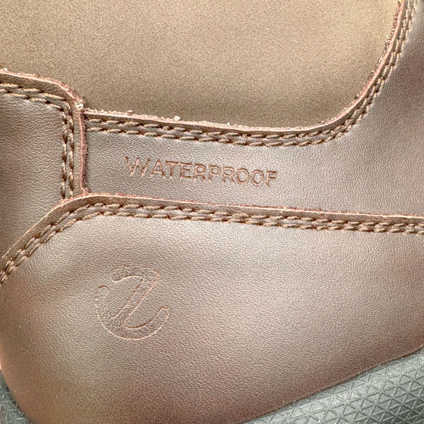 图片[16]-＃GD广顶 ecco爱步 踪迹30 牛皮 时尚百搭 高帮 生活休闲鞋马丁靴 独家注塑工艺 渠道原单 实体代购指定版本 真全头层牛皮 PK市面上任何版本 24小时现货供应 进口原料牛皮 莞产超级顶货 新配色陆续上架 产品只会越做越漂亮 鞋头采用原版一致工艺 又甩又用线条的效果目前这个技术市面上的任何版本都达不到这个效果 原版私模开发 细节一步到位不敢说百分百 保证有百分之98还原 慢工出细活 好的产品不怕晚 这次的开发针对艺术家 收藏家 高品质 的人群 水染粒面小牛皮材质 和针车间距都是极致还原 顶级头层的小牛皮 质感无敌 奢侈品的触感 搭配专柜最新全套包装 双种配件卡片 细节诠释 一件不落 不计成本的打磨产品的细节 再微小的细节也会还原 ECCO以三大核心特征为依托：北欧设计风格、鞋履制作、积极的生活方式。北欧设计风格：北欧设计特点是独特、有格调、实用和简约，并且品质优良。鞋履制作：ECCO钟爱鞋履制作以及一切与鞋履制作相关的事物。积极的生活方式：ECCO的创始人希望制作出的鞋履无需磨合，即可完美贴合脚型，帮助人们享受行走的乐趣。ECCO的成功源自其产品质量和创新的技术水平，恪守“鞋遵循双足”的设计理念，将的舒适度和风格融为一体。ECCO跑遍全世界寻找创新的原料。从制革制鞋一体化的设置，源头上控制皮革质量，确保对人体无害。尺码：38 39 40 41 42 43 44（皮鞋码）-选品中心