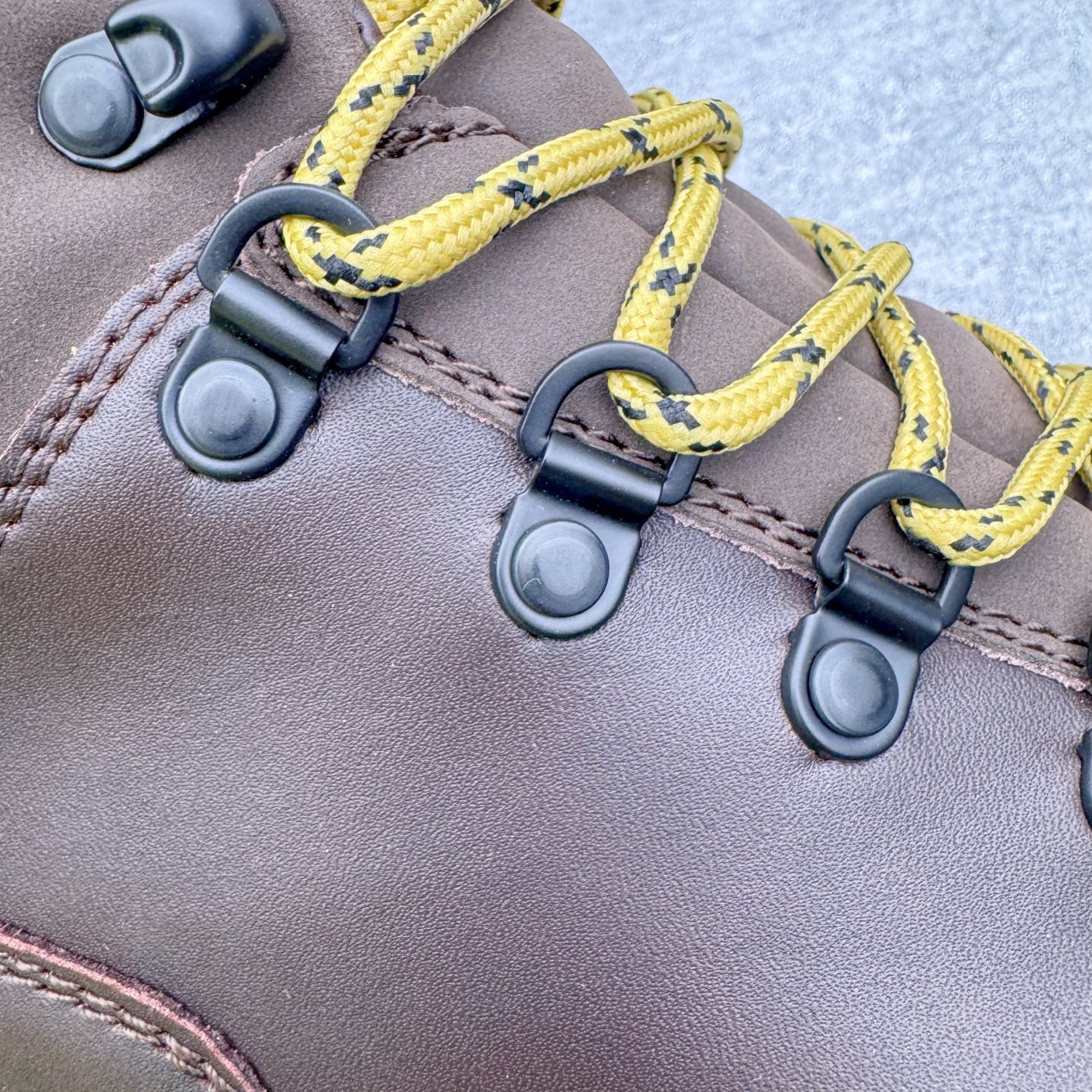 图片[15]-＃GD广顶 ecco爱步 踪迹30 牛皮 时尚百搭 高帮 生活休闲鞋马丁靴 独家注塑工艺 渠道原单 实体代购指定版本 真全头层牛皮 PK市面上任何版本 24小时现货供应 进口原料牛皮 莞产超级顶货 新配色陆续上架 产品只会越做越漂亮 鞋头采用原版一致工艺 又甩又用线条的效果目前这个技术市面上的任何版本都达不到这个效果 原版私模开发 细节一步到位不敢说百分百 保证有百分之98还原 慢工出细活 好的产品不怕晚 这次的开发针对艺术家 收藏家 高品质 的人群 水染粒面小牛皮材质 和针车间距都是极致还原 顶级头层的小牛皮 质感无敌 奢侈品的触感 搭配专柜最新全套包装 双种配件卡片 细节诠释 一件不落 不计成本的打磨产品的细节 再微小的细节也会还原 ECCO以三大核心特征为依托：北欧设计风格、鞋履制作、积极的生活方式。北欧设计风格：北欧设计特点是独特、有格调、实用和简约，并且品质优良。鞋履制作：ECCO钟爱鞋履制作以及一切与鞋履制作相关的事物。积极的生活方式：ECCO的创始人希望制作出的鞋履无需磨合，即可完美贴合脚型，帮助人们享受行走的乐趣。ECCO的成功源自其产品质量和创新的技术水平，恪守“鞋遵循双足”的设计理念，将的舒适度和风格融为一体。ECCO跑遍全世界寻找创新的原料。从制革制鞋一体化的设置，源头上控制皮革质量，确保对人体无害。尺码：38 39 40 41 42 43 44（皮鞋码）-选品中心