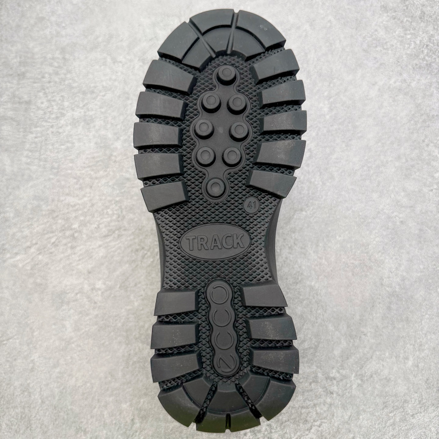 图片[9]-＃GD广顶 ecco爱步 踪迹30 牛皮 时尚百搭 高帮 生活休闲鞋马丁靴 独家注塑工艺 渠道原单 实体代购指定版本 真全头层牛皮 PK市面上任何版本 24小时现货供应 进口原料牛皮 莞产超级顶货 新配色陆续上架 产品只会越做越漂亮 鞋头采用原版一致工艺 又甩又用线条的效果目前这个技术市面上的任何版本都达不到这个效果 原版私模开发 细节一步到位不敢说百分百 保证有百分之98还原 慢工出细活 好的产品不怕晚 这次的开发针对艺术家 收藏家 高品质 的人群 水染粒面小牛皮材质 和针车间距都是极致还原 顶级头层的小牛皮 质感无敌 奢侈品的触感 搭配专柜最新全套包装 双种配件卡片 细节诠释 一件不落 不计成本的打磨产品的细节 再微小的细节也会还原 ECCO以三大核心特征为依托：北欧设计风格、鞋履制作、积极的生活方式。北欧设计风格：北欧设计特点是独特、有格调、实用和简约，并且品质优良。鞋履制作：ECCO钟爱鞋履制作以及一切与鞋履制作相关的事物。积极的生活方式：ECCO的创始人希望制作出的鞋履无需磨合，即可完美贴合脚型，帮助人们享受行走的乐趣。ECCO的成功源自其产品质量和创新的技术水平，恪守“鞋遵循双足”的设计理念，将的舒适度和风格融为一体。ECCO跑遍全世界寻找创新的原料。从制革制鞋一体化的设置，源头上控制皮革质量，确保对人体无害。尺码：38 39 40 41 42 43 44（皮鞋码）-选品中心