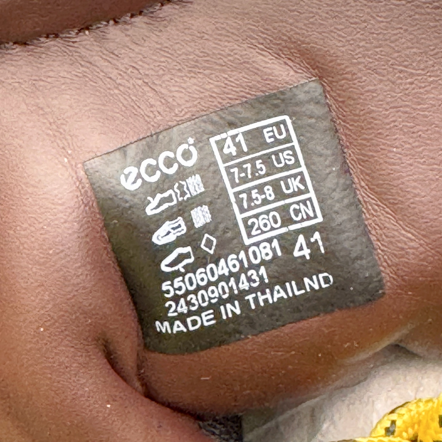 图片[10]-＃GD广顶 ecco爱步 踪迹30 牛皮 时尚百搭 高帮 生活休闲鞋马丁靴 独家注塑工艺 渠道原单 实体代购指定版本 真全头层牛皮 PK市面上任何版本 24小时现货供应 进口原料牛皮 莞产超级顶货 新配色陆续上架 产品只会越做越漂亮 鞋头采用原版一致工艺 又甩又用线条的效果目前这个技术市面上的任何版本都达不到这个效果 原版私模开发 细节一步到位不敢说百分百 保证有百分之98还原 慢工出细活 好的产品不怕晚 这次的开发针对艺术家 收藏家 高品质 的人群 水染粒面小牛皮材质 和针车间距都是极致还原 顶级头层的小牛皮 质感无敌 奢侈品的触感 搭配专柜最新全套包装 双种配件卡片 细节诠释 一件不落 不计成本的打磨产品的细节 再微小的细节也会还原 ECCO以三大核心特征为依托：北欧设计风格、鞋履制作、积极的生活方式。北欧设计风格：北欧设计特点是独特、有格调、实用和简约，并且品质优良。鞋履制作：ECCO钟爱鞋履制作以及一切与鞋履制作相关的事物。积极的生活方式：ECCO的创始人希望制作出的鞋履无需磨合，即可完美贴合脚型，帮助人们享受行走的乐趣。ECCO的成功源自其产品质量和创新的技术水平，恪守“鞋遵循双足”的设计理念，将的舒适度和风格融为一体。ECCO跑遍全世界寻找创新的原料。从制革制鞋一体化的设置，源头上控制皮革质量，确保对人体无害。尺码：38 39 40 41 42 43 44（皮鞋码）-选品中心