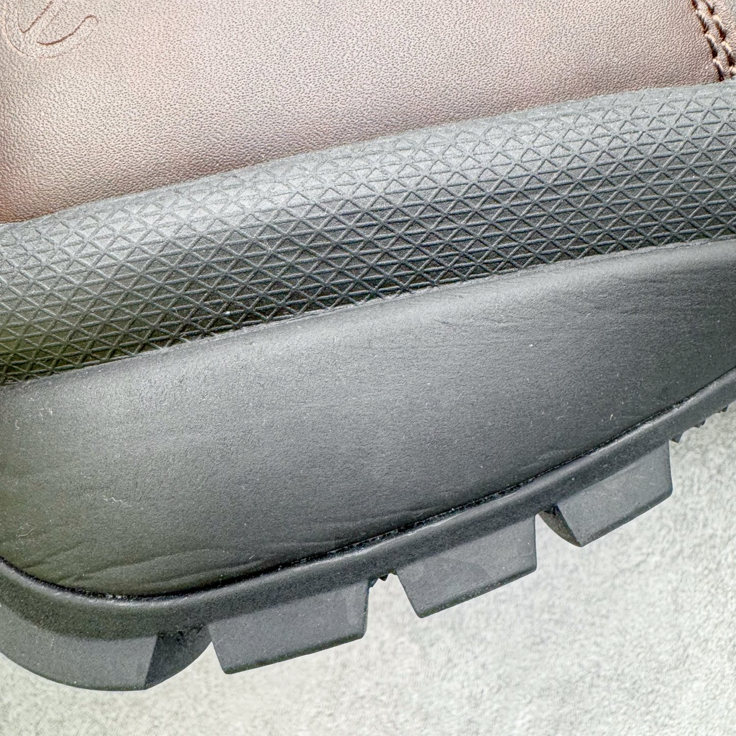 图片[17]-＃GD广顶 ecco爱步 踪迹30 牛皮 时尚百搭 高帮 生活休闲鞋马丁靴 独家注塑工艺 渠道原单 实体代购指定版本 真全头层牛皮 PK市面上任何版本 24小时现货供应 进口原料牛皮 莞产超级顶货 新配色陆续上架 产品只会越做越漂亮 鞋头采用原版一致工艺 又甩又用线条的效果目前这个技术市面上的任何版本都达不到这个效果 原版私模开发 细节一步到位不敢说百分百 保证有百分之98还原 慢工出细活 好的产品不怕晚 这次的开发针对艺术家 收藏家 高品质 的人群 水染粒面小牛皮材质 和针车间距都是极致还原 顶级头层的小牛皮 质感无敌 奢侈品的触感 搭配专柜最新全套包装 双种配件卡片 细节诠释 一件不落 不计成本的打磨产品的细节 再微小的细节也会还原 ECCO以三大核心特征为依托：北欧设计风格、鞋履制作、积极的生活方式。北欧设计风格：北欧设计特点是独特、有格调、实用和简约，并且品质优良。鞋履制作：ECCO钟爱鞋履制作以及一切与鞋履制作相关的事物。积极的生活方式：ECCO的创始人希望制作出的鞋履无需磨合，即可完美贴合脚型，帮助人们享受行走的乐趣。ECCO的成功源自其产品质量和创新的技术水平，恪守“鞋遵循双足”的设计理念，将的舒适度和风格融为一体。ECCO跑遍全世界寻找创新的原料。从制革制鞋一体化的设置，源头上控制皮革质量，确保对人体无害。尺码：38 39 40 41 42 43 44（皮鞋码）-选品中心