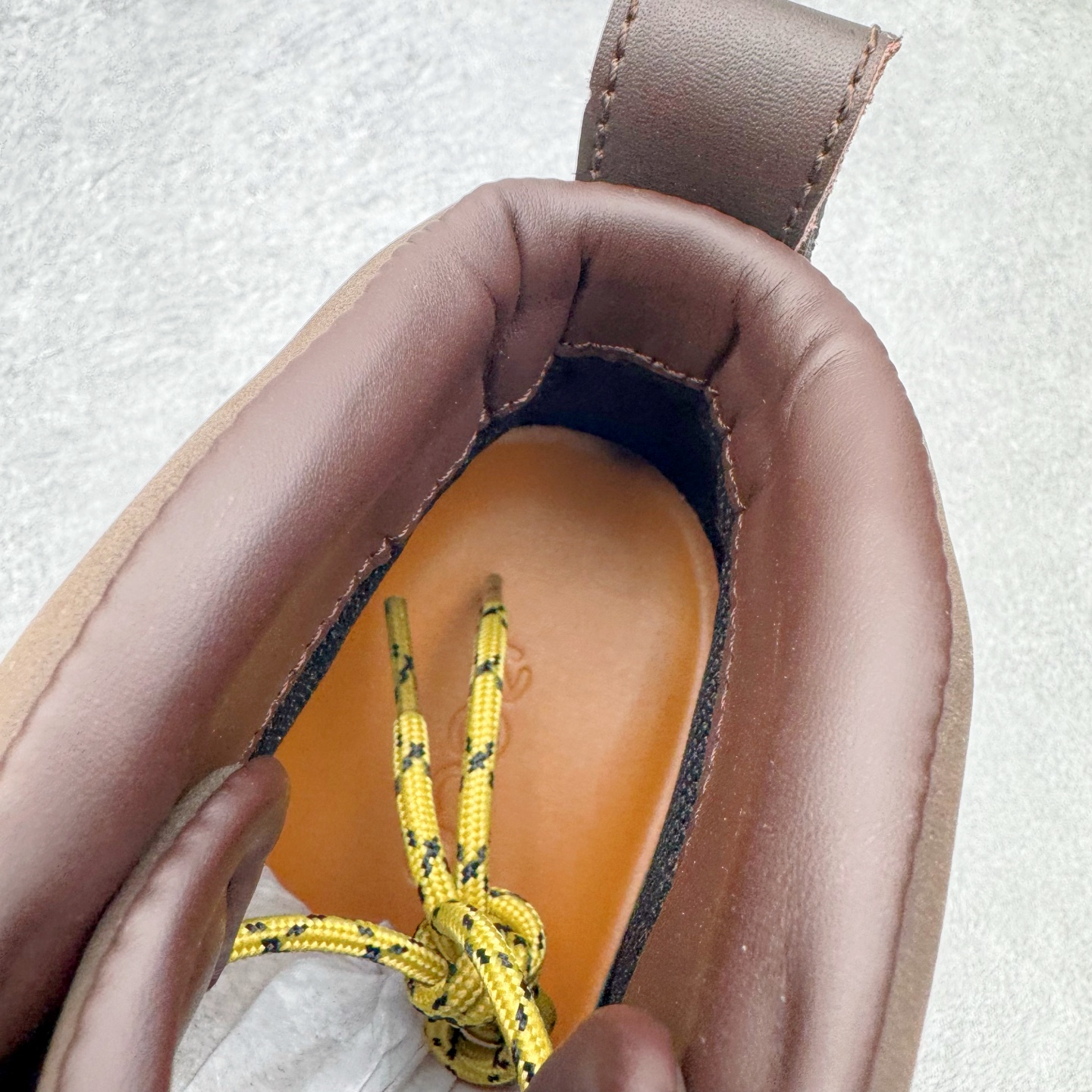 图片[12]-＃GD广顶 ecco爱步 踪迹30 牛皮 时尚百搭 高帮 生活休闲鞋马丁靴 独家注塑工艺 渠道原单 实体代购指定版本 真全头层牛皮 PK市面上任何版本 24小时现货供应 进口原料牛皮 莞产超级顶货 新配色陆续上架 产品只会越做越漂亮 鞋头采用原版一致工艺 又甩又用线条的效果目前这个技术市面上的任何版本都达不到这个效果 原版私模开发 细节一步到位不敢说百分百 保证有百分之98还原 慢工出细活 好的产品不怕晚 这次的开发针对艺术家 收藏家 高品质 的人群 水染粒面小牛皮材质 和针车间距都是极致还原 顶级头层的小牛皮 质感无敌 奢侈品的触感 搭配专柜最新全套包装 双种配件卡片 细节诠释 一件不落 不计成本的打磨产品的细节 再微小的细节也会还原 ECCO以三大核心特征为依托：北欧设计风格、鞋履制作、积极的生活方式。北欧设计风格：北欧设计特点是独特、有格调、实用和简约，并且品质优良。鞋履制作：ECCO钟爱鞋履制作以及一切与鞋履制作相关的事物。积极的生活方式：ECCO的创始人希望制作出的鞋履无需磨合，即可完美贴合脚型，帮助人们享受行走的乐趣。ECCO的成功源自其产品质量和创新的技术水平，恪守“鞋遵循双足”的设计理念，将的舒适度和风格融为一体。ECCO跑遍全世界寻找创新的原料。从制革制鞋一体化的设置，源头上控制皮革质量，确保对人体无害。尺码：38 39 40 41 42 43 44（皮鞋码）-选品中心