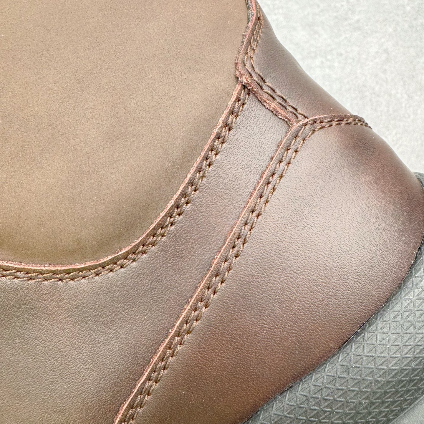 图片[11]-＃GD广顶 ecco爱步 踪迹30 牛皮 时尚百搭 高帮 生活休闲鞋马丁靴 独家注塑工艺 渠道原单 实体代购指定版本 真全头层牛皮 PK市面上任何版本 24小时现货供应 进口原料牛皮 莞产超级顶货 新配色陆续上架 产品只会越做越漂亮 鞋头采用原版一致工艺 又甩又用线条的效果目前这个技术市面上的任何版本都达不到这个效果 原版私模开发 细节一步到位不敢说百分百 保证有百分之98还原 慢工出细活 好的产品不怕晚 这次的开发针对艺术家 收藏家 高品质 的人群 水染粒面小牛皮材质 和针车间距都是极致还原 顶级头层的小牛皮 质感无敌 奢侈品的触感 搭配专柜最新全套包装 双种配件卡片 细节诠释 一件不落 不计成本的打磨产品的细节 再微小的细节也会还原 ECCO以三大核心特征为依托：北欧设计风格、鞋履制作、积极的生活方式。北欧设计风格：北欧设计特点是独特、有格调、实用和简约，并且品质优良。鞋履制作：ECCO钟爱鞋履制作以及一切与鞋履制作相关的事物。积极的生活方式：ECCO的创始人希望制作出的鞋履无需磨合，即可完美贴合脚型，帮助人们享受行走的乐趣。ECCO的成功源自其产品质量和创新的技术水平，恪守“鞋遵循双足”的设计理念，将的舒适度和风格融为一体。ECCO跑遍全世界寻找创新的原料。从制革制鞋一体化的设置，源头上控制皮革质量，确保对人体无害。尺码：38 39 40 41 42 43 44（皮鞋码）-选品中心