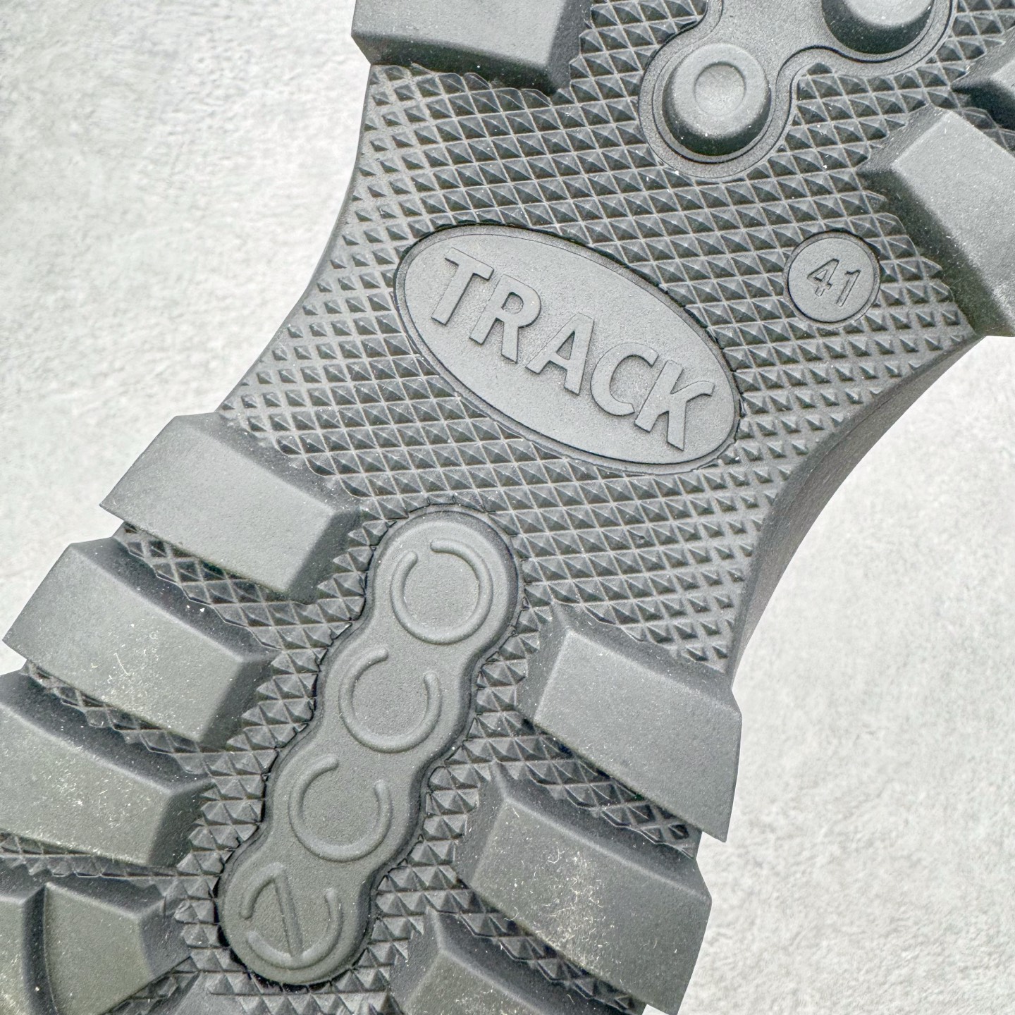 图片[18]-＃GD广顶 ecco爱步 踪迹30 牛皮 时尚百搭 高帮 生活休闲鞋马丁靴 独家注塑工艺 渠道原单 实体代购指定版本 真全头层牛皮 PK市面上任何版本 24小时现货供应 进口原料牛皮 莞产超级顶货 新配色陆续上架 产品只会越做越漂亮 鞋头采用原版一致工艺 又甩又用线条的效果目前这个技术市面上的任何版本都达不到这个效果 原版私模开发 细节一步到位不敢说百分百 保证有百分之98还原 慢工出细活 好的产品不怕晚 这次的开发针对艺术家 收藏家 高品质 的人群 水染粒面小牛皮材质 和针车间距都是极致还原 顶级头层的小牛皮 质感无敌 奢侈品的触感 搭配专柜最新全套包装 双种配件卡片 细节诠释 一件不落 不计成本的打磨产品的细节 再微小的细节也会还原 ECCO以三大核心特征为依托：北欧设计风格、鞋履制作、积极的生活方式。北欧设计风格：北欧设计特点是独特、有格调、实用和简约，并且品质优良。鞋履制作：ECCO钟爱鞋履制作以及一切与鞋履制作相关的事物。积极的生活方式：ECCO的创始人希望制作出的鞋履无需磨合，即可完美贴合脚型，帮助人们享受行走的乐趣。ECCO的成功源自其产品质量和创新的技术水平，恪守“鞋遵循双足”的设计理念，将的舒适度和风格融为一体。ECCO跑遍全世界寻找创新的原料。从制革制鞋一体化的设置，源头上控制皮革质量，确保对人体无害。尺码：38 39 40 41 42 43 44（皮鞋码）-选品中心