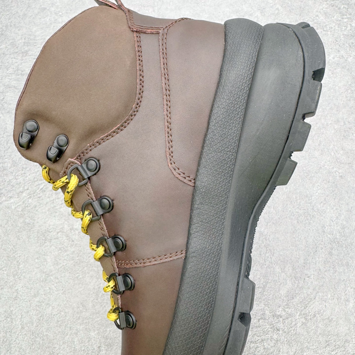 图片[7]-＃GD广顶 ecco爱步 踪迹30 牛皮 时尚百搭 高帮 生活休闲鞋马丁靴 独家注塑工艺 渠道原单 实体代购指定版本 真全头层牛皮 PK市面上任何版本 24小时现货供应 进口原料牛皮 莞产超级顶货 新配色陆续上架 产品只会越做越漂亮 鞋头采用原版一致工艺 又甩又用线条的效果目前这个技术市面上的任何版本都达不到这个效果 原版私模开发 细节一步到位不敢说百分百 保证有百分之98还原 慢工出细活 好的产品不怕晚 这次的开发针对艺术家 收藏家 高品质 的人群 水染粒面小牛皮材质 和针车间距都是极致还原 顶级头层的小牛皮 质感无敌 奢侈品的触感 搭配专柜最新全套包装 双种配件卡片 细节诠释 一件不落 不计成本的打磨产品的细节 再微小的细节也会还原 ECCO以三大核心特征为依托：北欧设计风格、鞋履制作、积极的生活方式。北欧设计风格：北欧设计特点是独特、有格调、实用和简约，并且品质优良。鞋履制作：ECCO钟爱鞋履制作以及一切与鞋履制作相关的事物。积极的生活方式：ECCO的创始人希望制作出的鞋履无需磨合，即可完美贴合脚型，帮助人们享受行走的乐趣。ECCO的成功源自其产品质量和创新的技术水平，恪守“鞋遵循双足”的设计理念，将的舒适度和风格融为一体。ECCO跑遍全世界寻找创新的原料。从制革制鞋一体化的设置，源头上控制皮革质量，确保对人体无害。尺码：38 39 40 41 42 43 44（皮鞋码）-选品中心