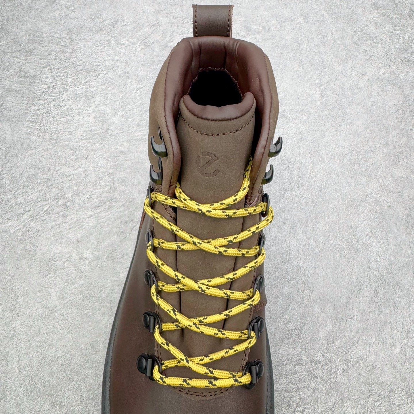 图片[5]-＃GD广顶 ecco爱步 踪迹30 牛皮 时尚百搭 高帮 生活休闲鞋马丁靴 独家注塑工艺 渠道原单 实体代购指定版本 真全头层牛皮 PK市面上任何版本 24小时现货供应 进口原料牛皮 莞产超级顶货 新配色陆续上架 产品只会越做越漂亮 鞋头采用原版一致工艺 又甩又用线条的效果目前这个技术市面上的任何版本都达不到这个效果 原版私模开发 细节一步到位不敢说百分百 保证有百分之98还原 慢工出细活 好的产品不怕晚 这次的开发针对艺术家 收藏家 高品质 的人群 水染粒面小牛皮材质 和针车间距都是极致还原 顶级头层的小牛皮 质感无敌 奢侈品的触感 搭配专柜最新全套包装 双种配件卡片 细节诠释 一件不落 不计成本的打磨产品的细节 再微小的细节也会还原 ECCO以三大核心特征为依托：北欧设计风格、鞋履制作、积极的生活方式。北欧设计风格：北欧设计特点是独特、有格调、实用和简约，并且品质优良。鞋履制作：ECCO钟爱鞋履制作以及一切与鞋履制作相关的事物。积极的生活方式：ECCO的创始人希望制作出的鞋履无需磨合，即可完美贴合脚型，帮助人们享受行走的乐趣。ECCO的成功源自其产品质量和创新的技术水平，恪守“鞋遵循双足”的设计理念，将的舒适度和风格融为一体。ECCO跑遍全世界寻找创新的原料。从制革制鞋一体化的设置，源头上控制皮革质量，确保对人体无害。尺码：38 39 40 41 42 43 44（皮鞋码）-选品中心