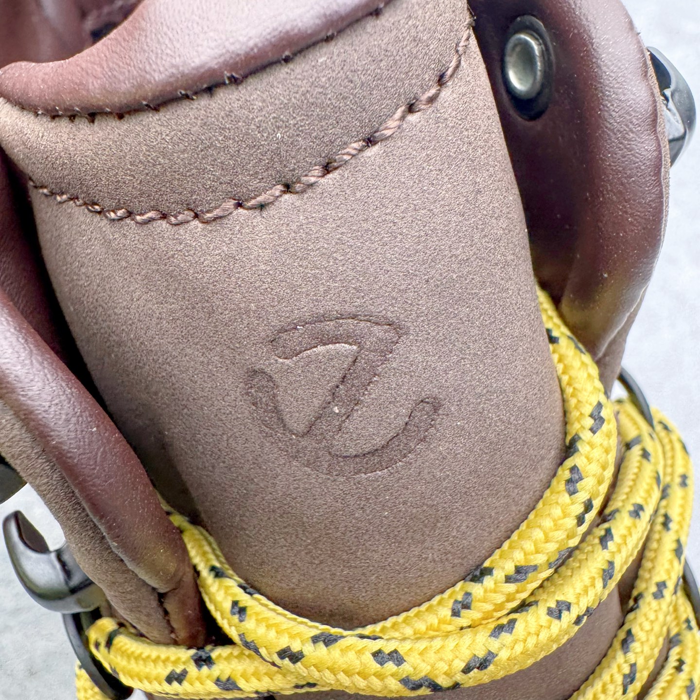 图片[13]-＃GD广顶 ecco爱步 踪迹30 牛皮 时尚百搭 高帮 生活休闲鞋马丁靴 独家注塑工艺 渠道原单 实体代购指定版本 真全头层牛皮 PK市面上任何版本 24小时现货供应 进口原料牛皮 莞产超级顶货 新配色陆续上架 产品只会越做越漂亮 鞋头采用原版一致工艺 又甩又用线条的效果目前这个技术市面上的任何版本都达不到这个效果 原版私模开发 细节一步到位不敢说百分百 保证有百分之98还原 慢工出细活 好的产品不怕晚 这次的开发针对艺术家 收藏家 高品质 的人群 水染粒面小牛皮材质 和针车间距都是极致还原 顶级头层的小牛皮 质感无敌 奢侈品的触感 搭配专柜最新全套包装 双种配件卡片 细节诠释 一件不落 不计成本的打磨产品的细节 再微小的细节也会还原 ECCO以三大核心特征为依托：北欧设计风格、鞋履制作、积极的生活方式。北欧设计风格：北欧设计特点是独特、有格调、实用和简约，并且品质优良。鞋履制作：ECCO钟爱鞋履制作以及一切与鞋履制作相关的事物。积极的生活方式：ECCO的创始人希望制作出的鞋履无需磨合，即可完美贴合脚型，帮助人们享受行走的乐趣。ECCO的成功源自其产品质量和创新的技术水平，恪守“鞋遵循双足”的设计理念，将的舒适度和风格融为一体。ECCO跑遍全世界寻找创新的原料。从制革制鞋一体化的设置，源头上控制皮革质量，确保对人体无害。尺码：38 39 40 41 42 43 44（皮鞋码）-选品中心