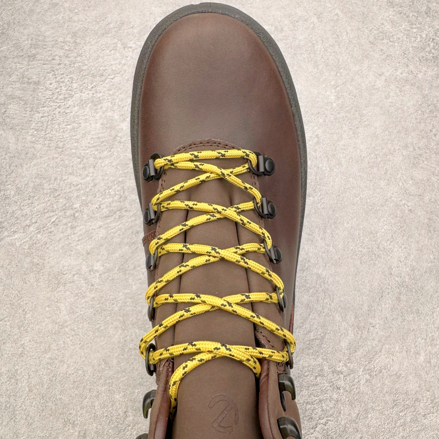 图片[4]-＃GD广顶 ecco爱步 踪迹30 牛皮 时尚百搭 高帮 生活休闲鞋马丁靴 独家注塑工艺 渠道原单 实体代购指定版本 真全头层牛皮 PK市面上任何版本 24小时现货供应 进口原料牛皮 莞产超级顶货 新配色陆续上架 产品只会越做越漂亮 鞋头采用原版一致工艺 又甩又用线条的效果目前这个技术市面上的任何版本都达不到这个效果 原版私模开发 细节一步到位不敢说百分百 保证有百分之98还原 慢工出细活 好的产品不怕晚 这次的开发针对艺术家 收藏家 高品质 的人群 水染粒面小牛皮材质 和针车间距都是极致还原 顶级头层的小牛皮 质感无敌 奢侈品的触感 搭配专柜最新全套包装 双种配件卡片 细节诠释 一件不落 不计成本的打磨产品的细节 再微小的细节也会还原 ECCO以三大核心特征为依托：北欧设计风格、鞋履制作、积极的生活方式。北欧设计风格：北欧设计特点是独特、有格调、实用和简约，并且品质优良。鞋履制作：ECCO钟爱鞋履制作以及一切与鞋履制作相关的事物。积极的生活方式：ECCO的创始人希望制作出的鞋履无需磨合，即可完美贴合脚型，帮助人们享受行走的乐趣。ECCO的成功源自其产品质量和创新的技术水平，恪守“鞋遵循双足”的设计理念，将的舒适度和风格融为一体。ECCO跑遍全世界寻找创新的原料。从制革制鞋一体化的设置，源头上控制皮革质量，确保对人体无害。尺码：38 39 40 41 42 43 44（皮鞋码）-选品中心