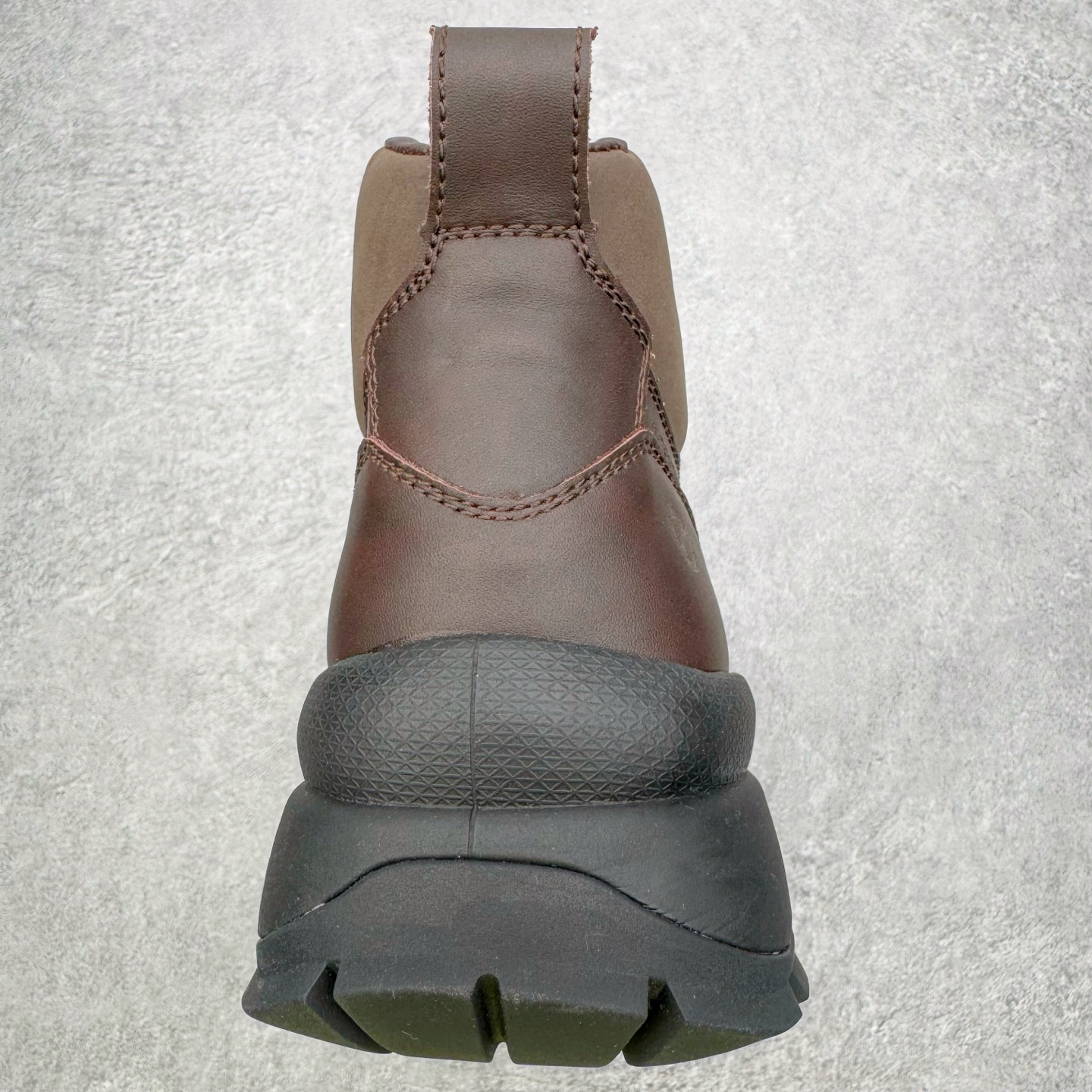 图片[8]-＃GD广顶 ecco爱步 踪迹30 牛皮 时尚百搭 高帮 生活休闲鞋马丁靴 独家注塑工艺 渠道原单 实体代购指定版本 真全头层牛皮 PK市面上任何版本 24小时现货供应 进口原料牛皮 莞产超级顶货 新配色陆续上架 产品只会越做越漂亮 鞋头采用原版一致工艺 又甩又用线条的效果目前这个技术市面上的任何版本都达不到这个效果 原版私模开发 细节一步到位不敢说百分百 保证有百分之98还原 慢工出细活 好的产品不怕晚 这次的开发针对艺术家 收藏家 高品质 的人群 水染粒面小牛皮材质 和针车间距都是极致还原 顶级头层的小牛皮 质感无敌 奢侈品的触感 搭配专柜最新全套包装 双种配件卡片 细节诠释 一件不落 不计成本的打磨产品的细节 再微小的细节也会还原 ECCO以三大核心特征为依托：北欧设计风格、鞋履制作、积极的生活方式。北欧设计风格：北欧设计特点是独特、有格调、实用和简约，并且品质优良。鞋履制作：ECCO钟爱鞋履制作以及一切与鞋履制作相关的事物。积极的生活方式：ECCO的创始人希望制作出的鞋履无需磨合，即可完美贴合脚型，帮助人们享受行走的乐趣。ECCO的成功源自其产品质量和创新的技术水平，恪守“鞋遵循双足”的设计理念，将的舒适度和风格融为一体。ECCO跑遍全世界寻找创新的原料。从制革制鞋一体化的设置，源头上控制皮革质量，确保对人体无害。尺码：38 39 40 41 42 43 44（皮鞋码）-选品中心